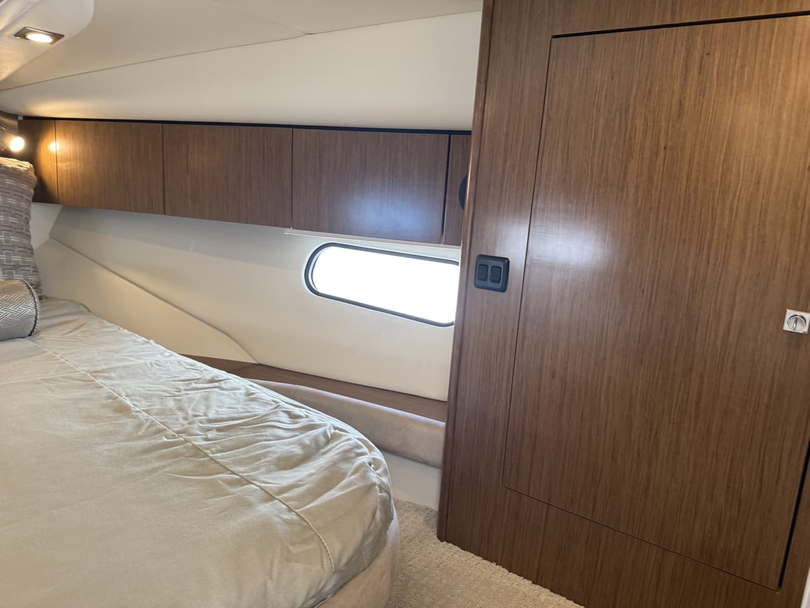 2016 Cruisers Yachts 350 Express - Photo 26