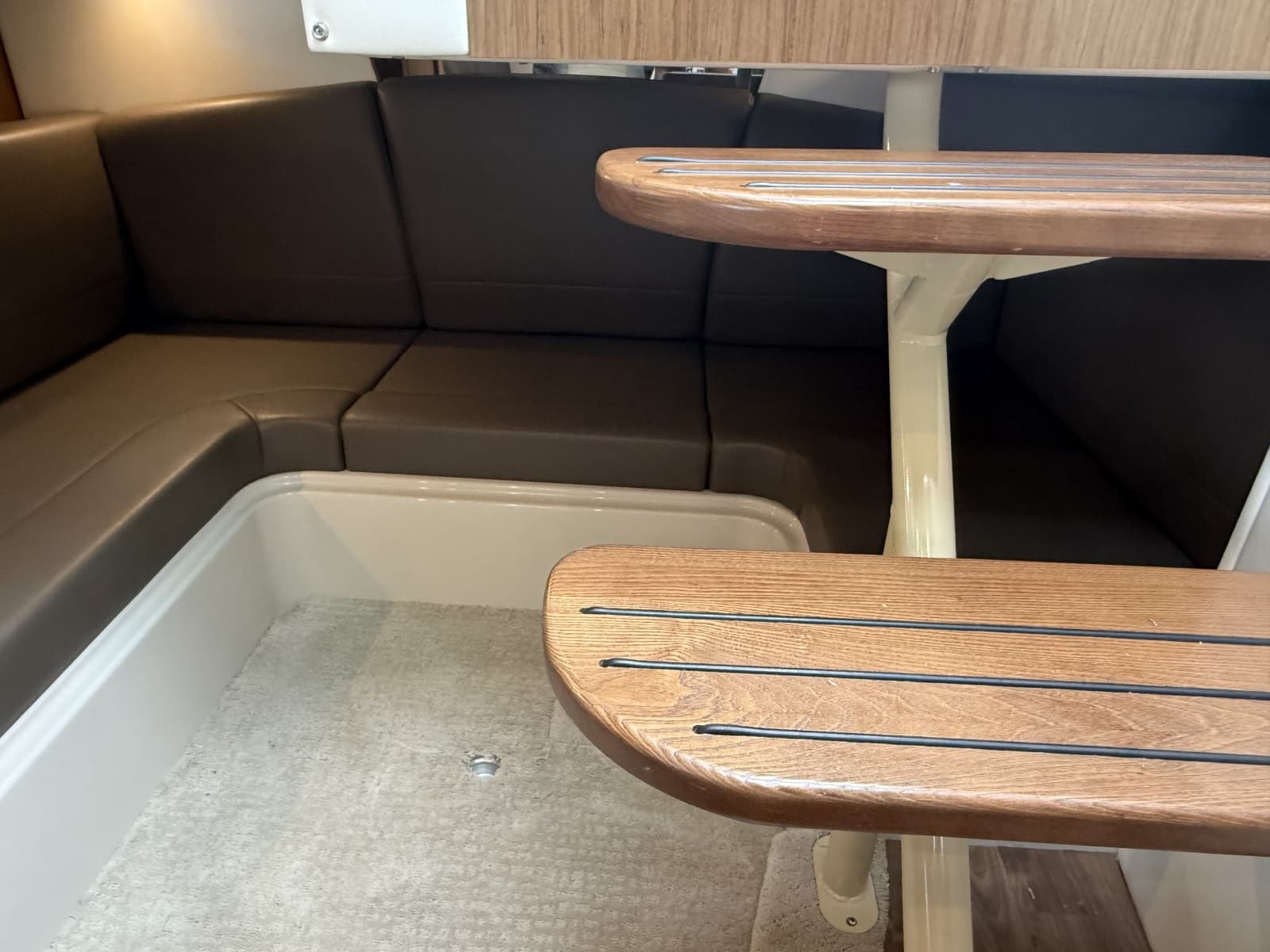 2016 Cruisers Yachts 350 Express - Photo 14