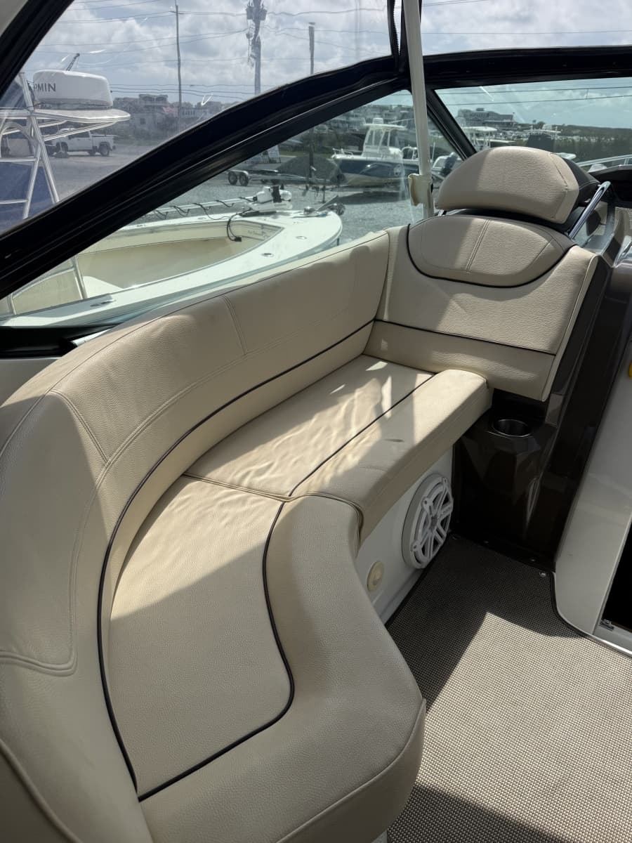 2016 Cruisers Yachts 350 Express - Photo 11