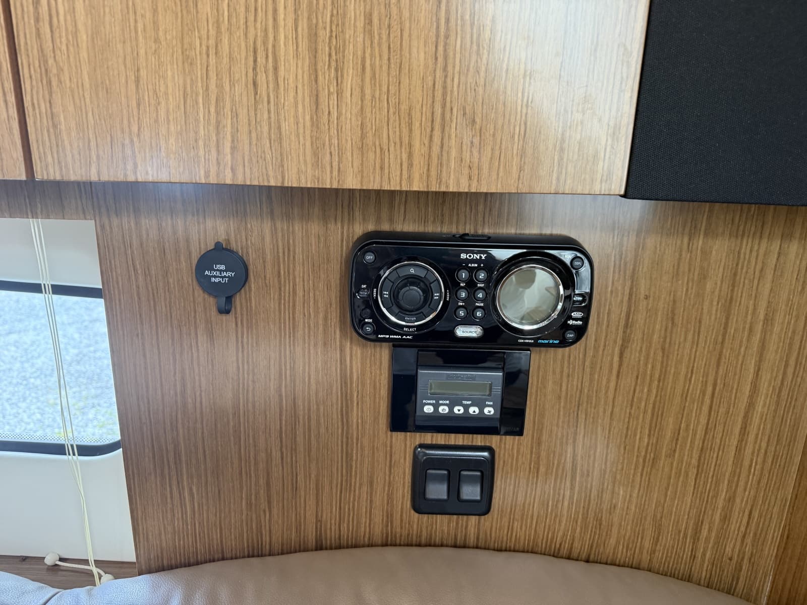 2016 Cruisers Yachts 350 Express - Photo 21