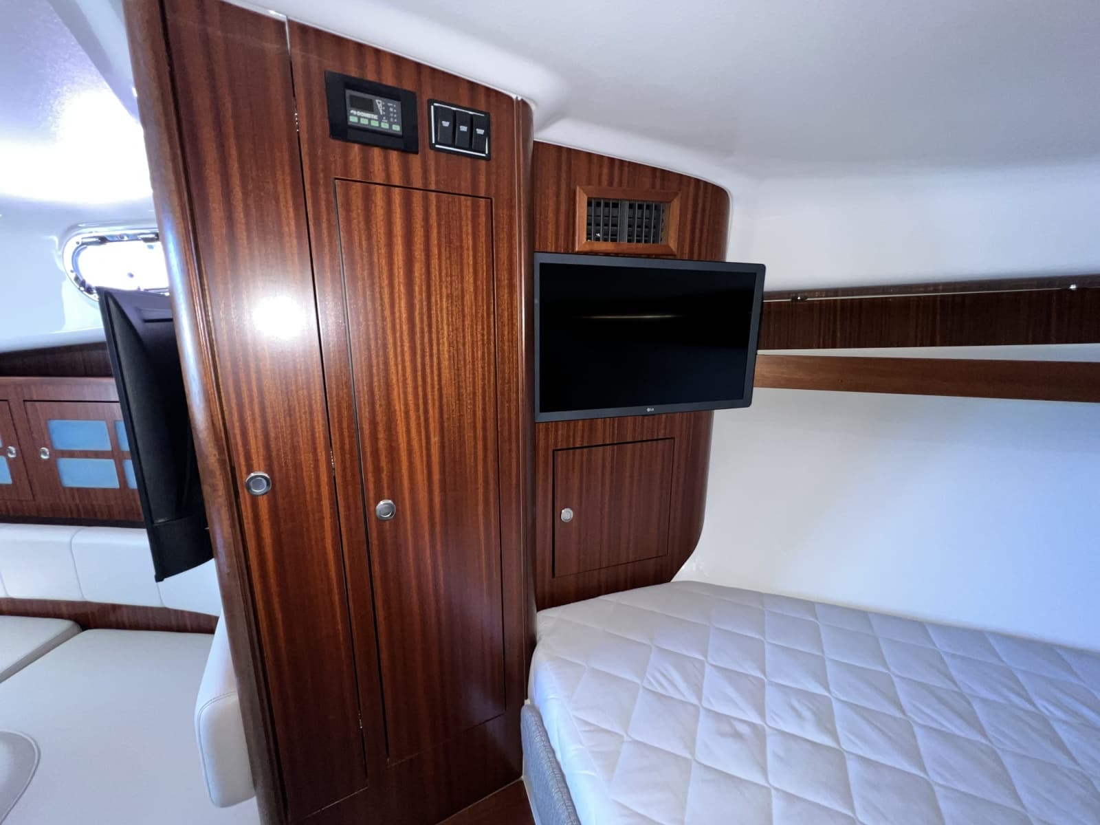 2020 Pursuit 385 Offshore - Photo 10