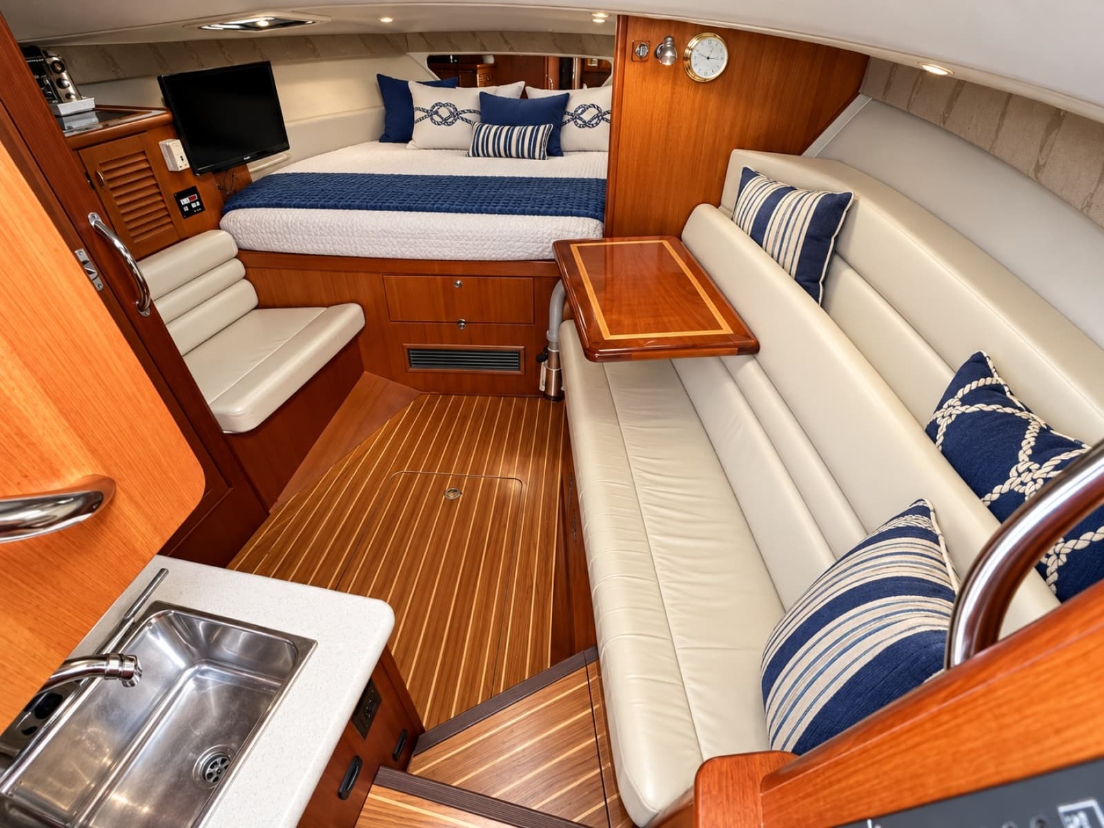 2003 Pursuit 3000 Offshore - Photo 2