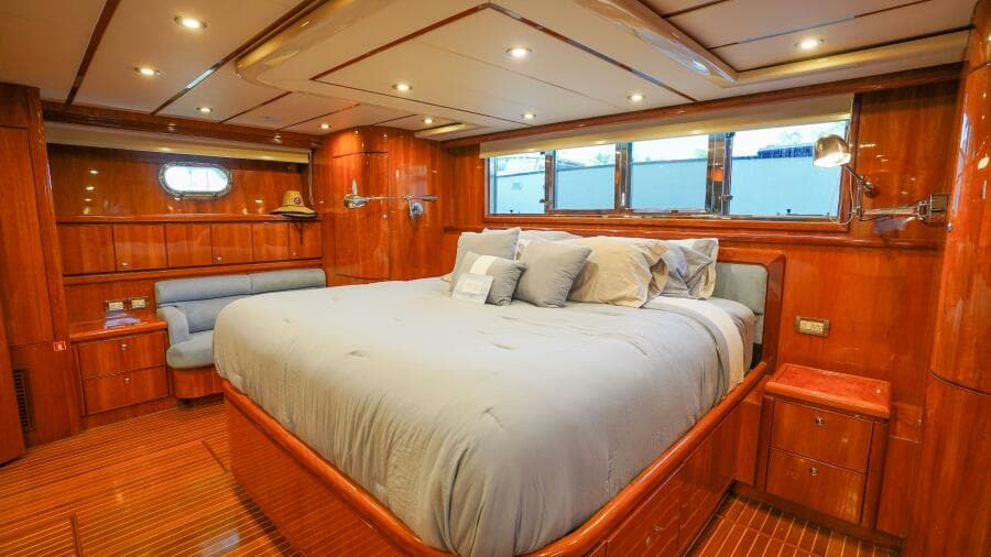 2001 Motor Yacht 82MY - Photo 32
