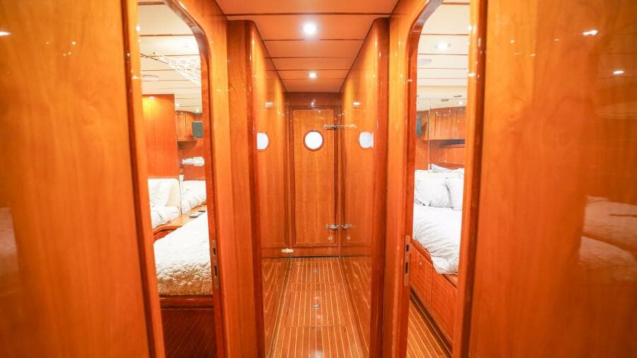 2001 Motor Yacht 82MY - Photo 35