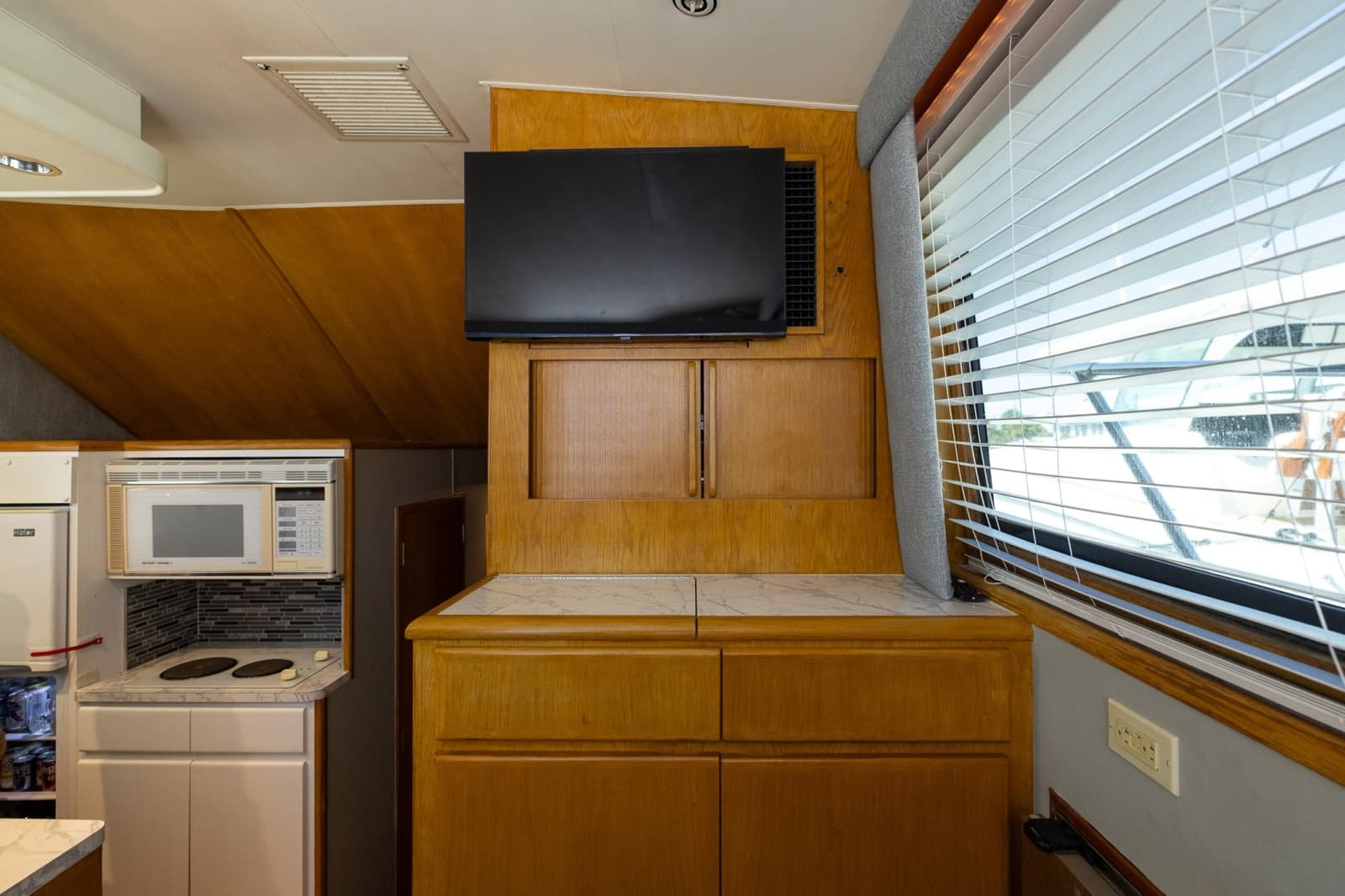 1995 Hatteras 43 Convertible - Photo 50