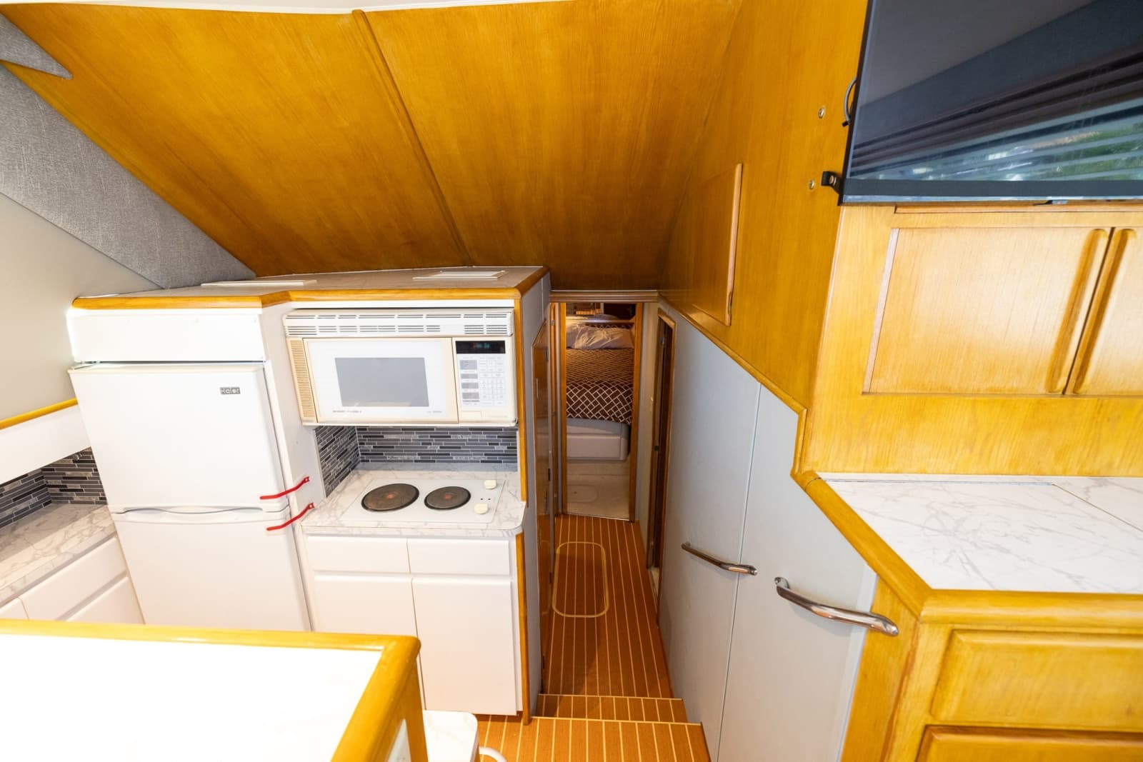 1995 Hatteras 43 Convertible - Photo 54