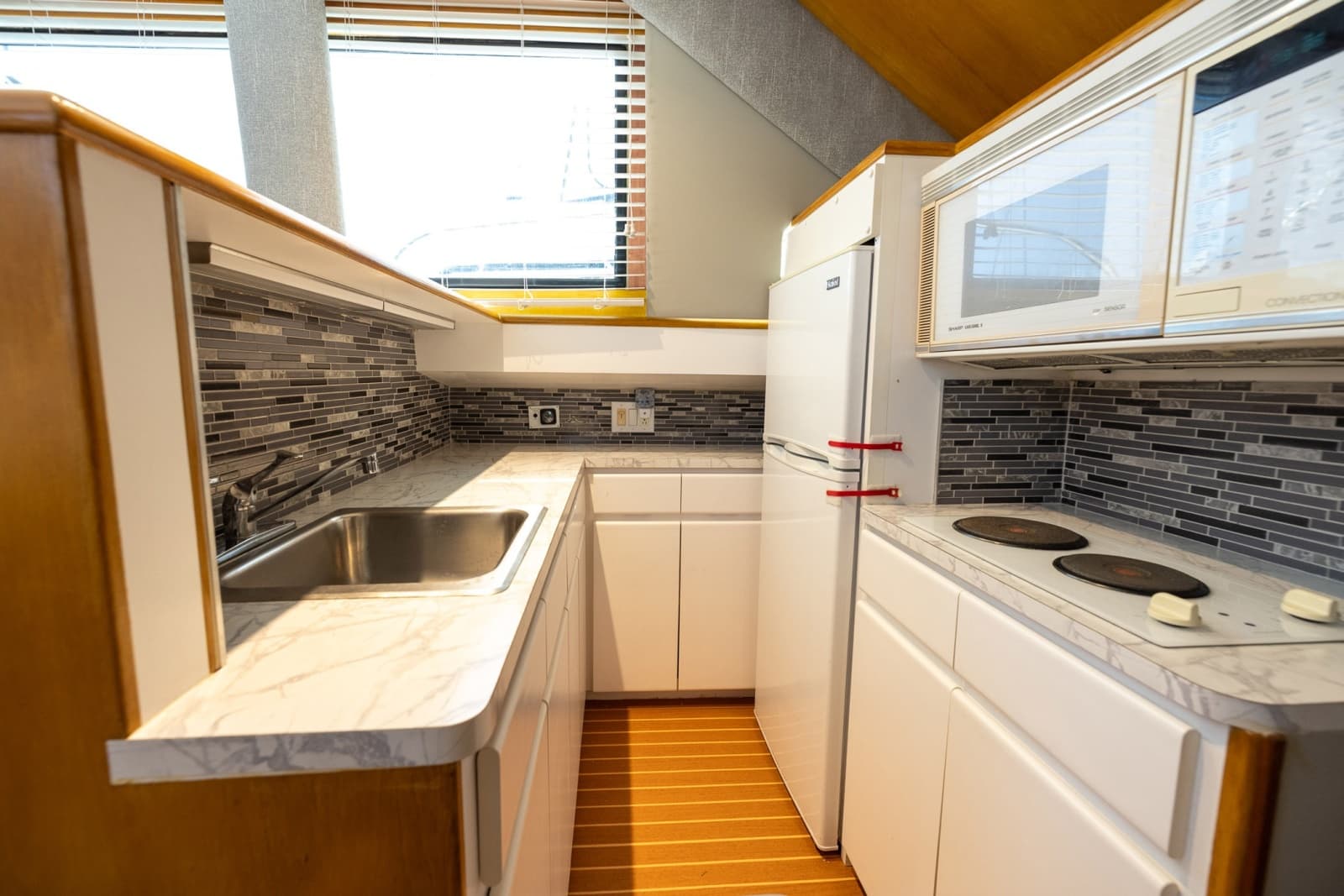 1995 Hatteras 43 Convertible - Photo 52