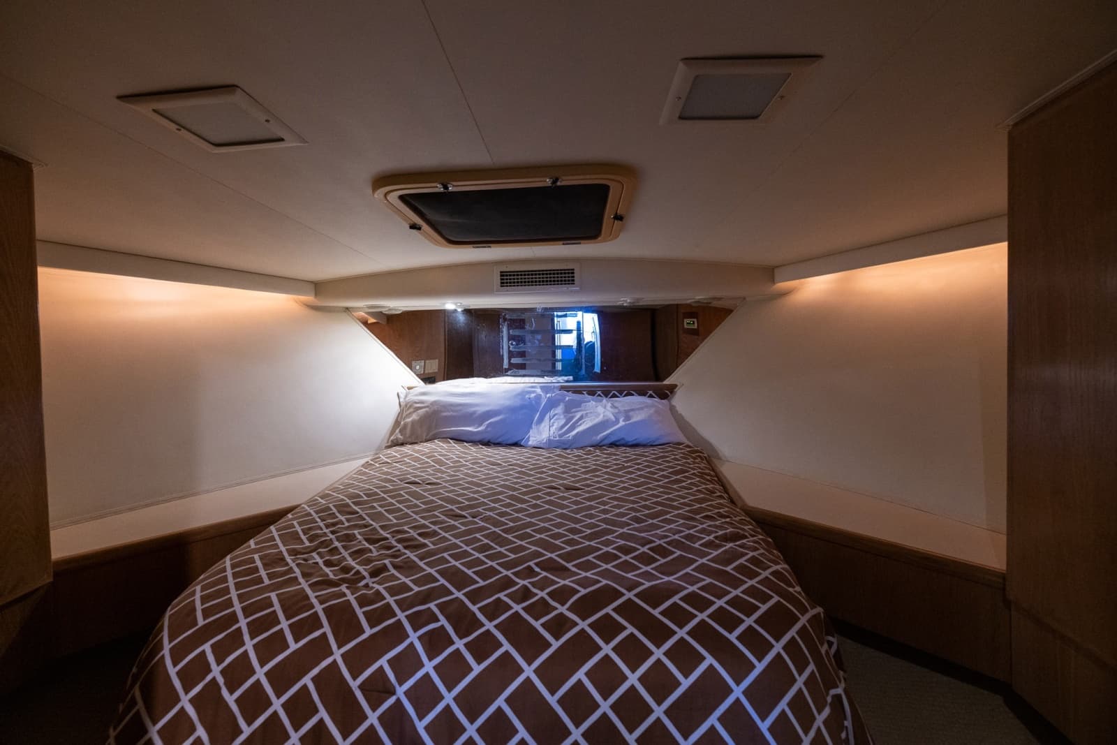 1995 Hatteras 43 Convertible - Photo 57