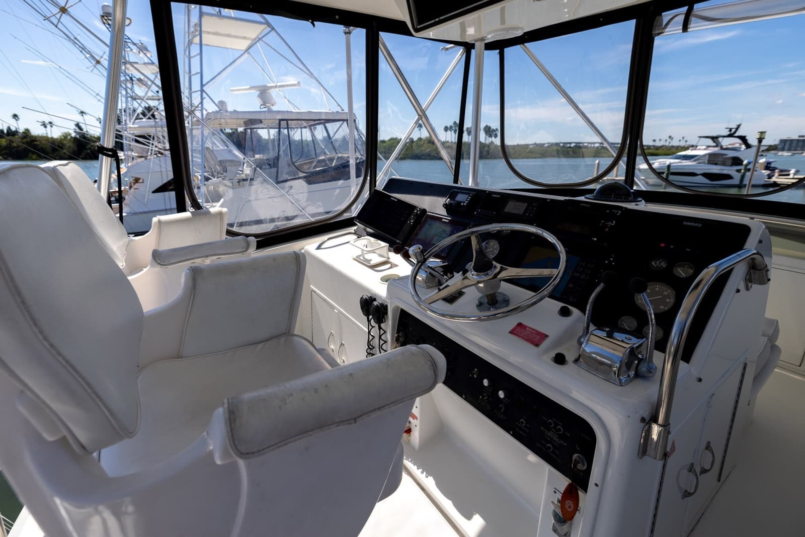 1995 Hatteras 43 Convertible - Photo 18