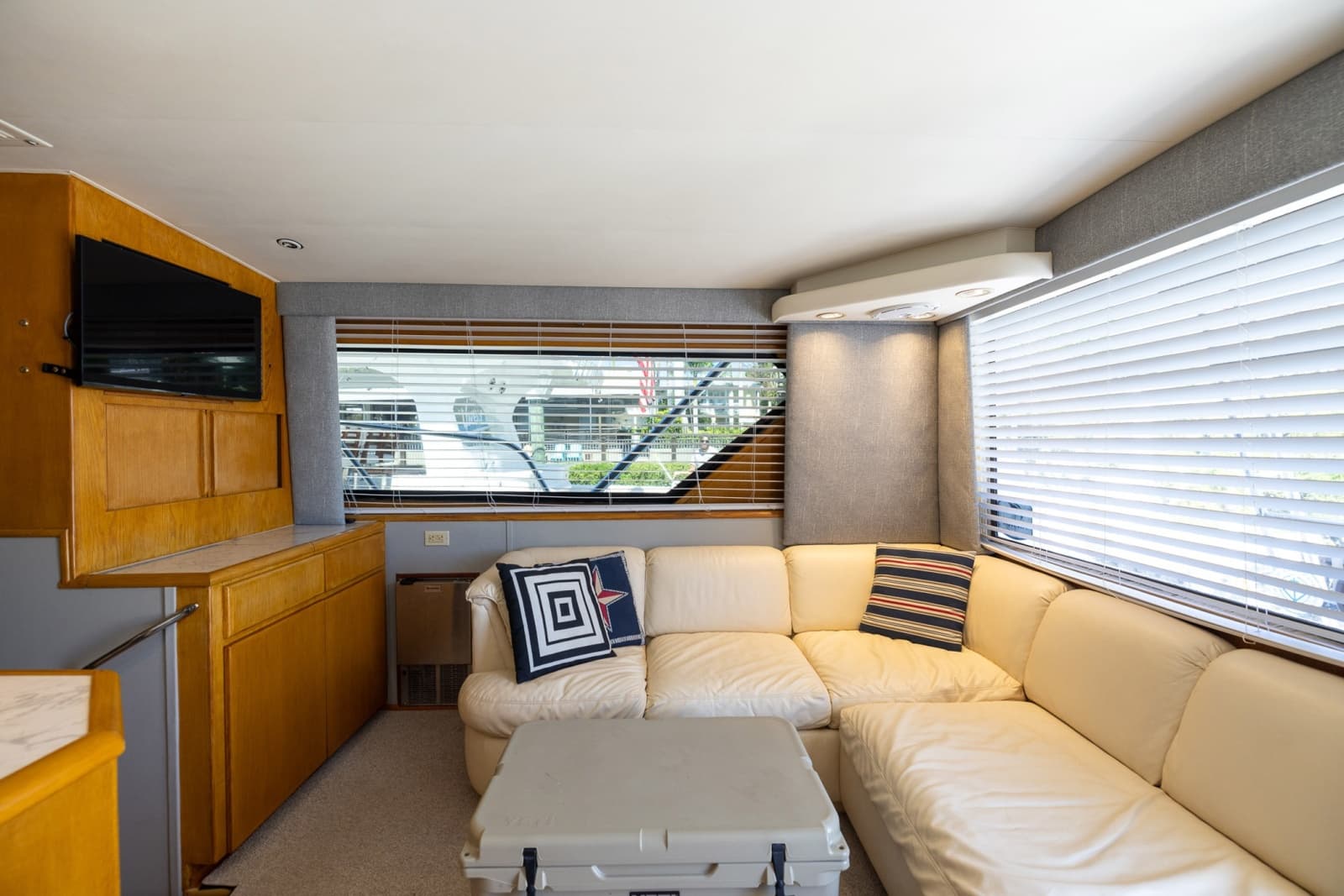 1995 Hatteras 43 Convertible - Photo 47