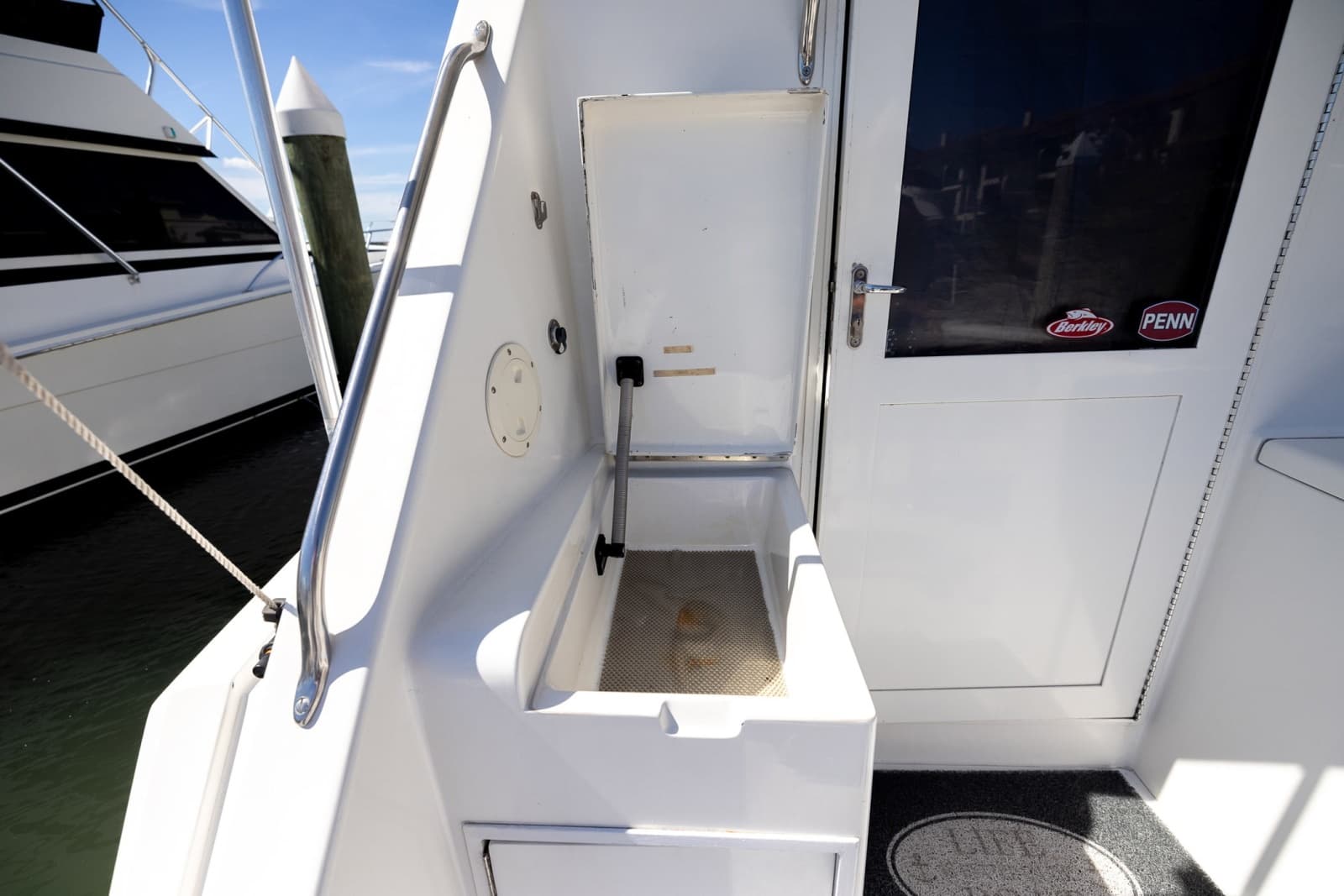 1995 Hatteras 43 Convertible - Photo 45