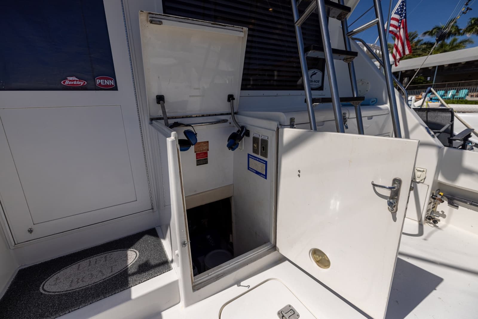 1995 Hatteras 43 Convertible - Photo 68