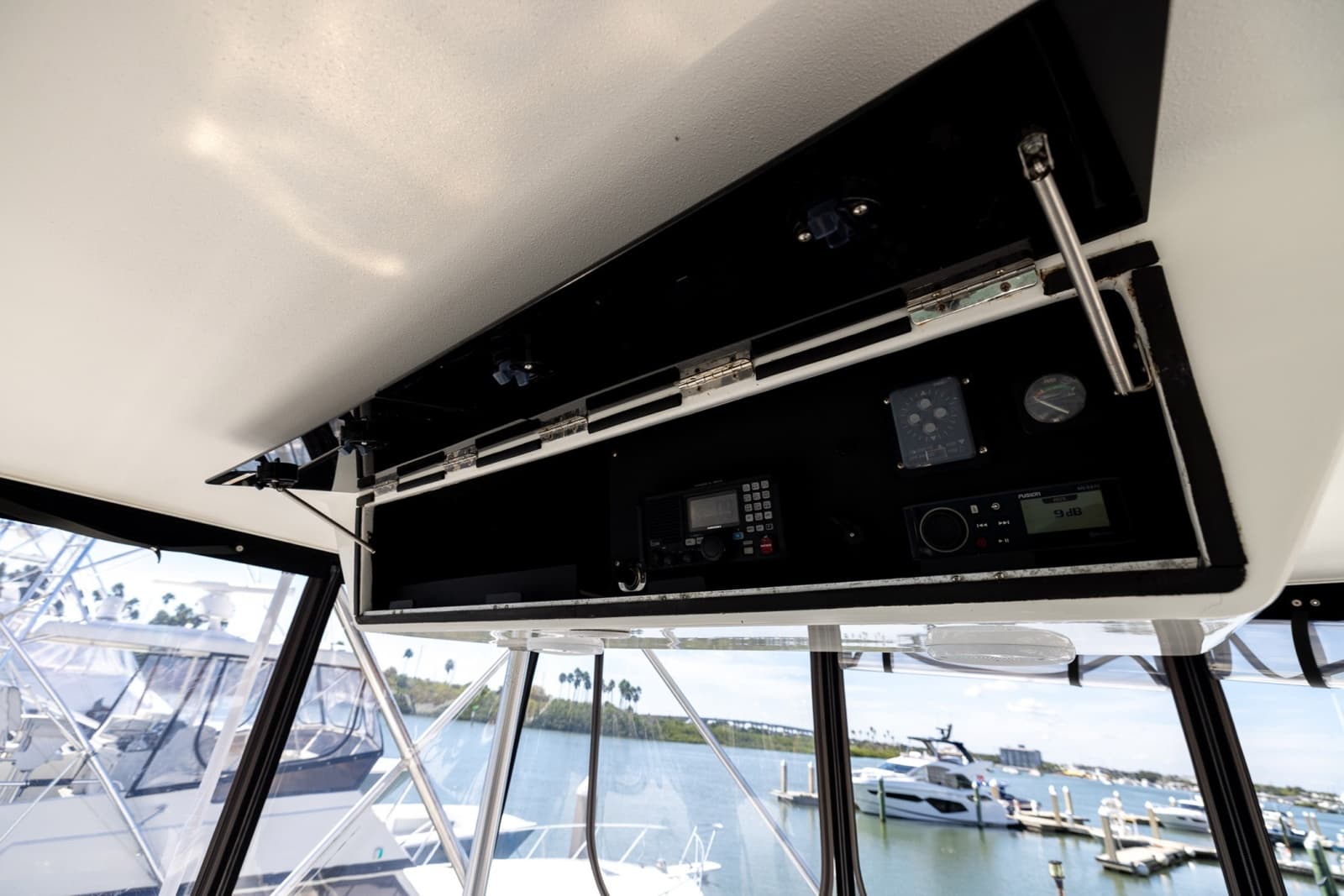 1995 Hatteras 43 Convertible - Photo 31