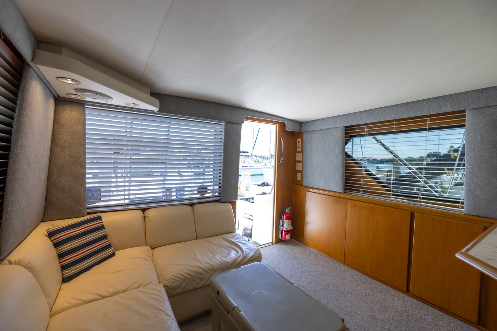 1995 Hatteras 43 Convertible - Photo 48