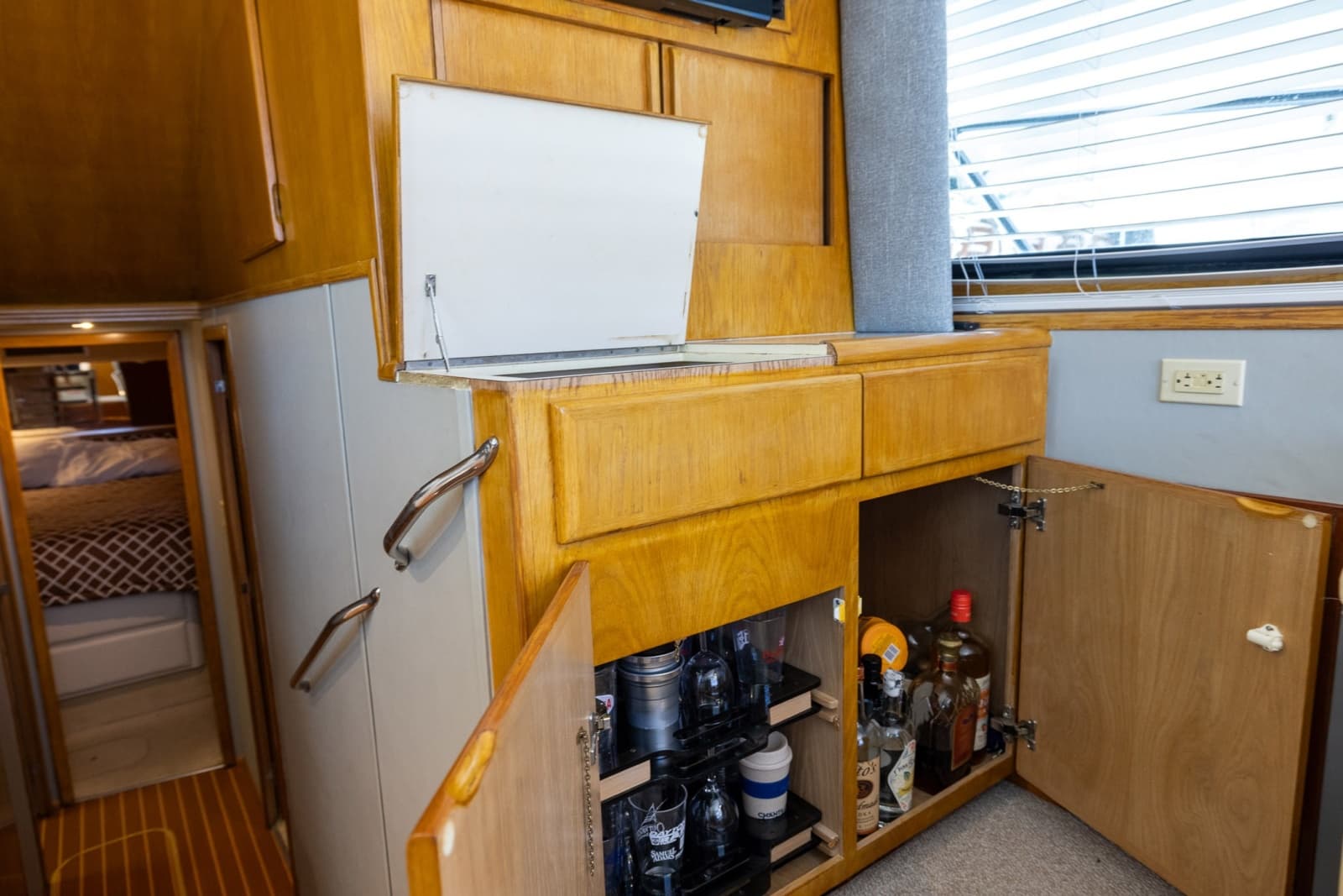1995 Hatteras 43 Convertible - Photo 60