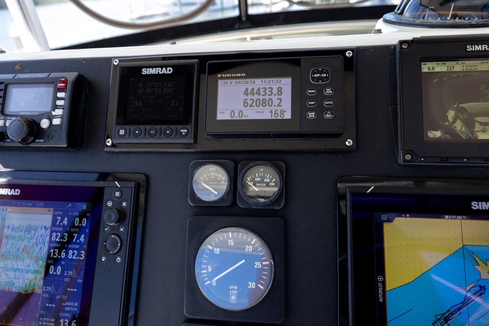 1995 Hatteras 43 Convertible - Photo 27