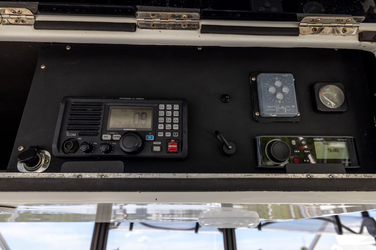 1995 Hatteras 43 Convertible - Photo 32