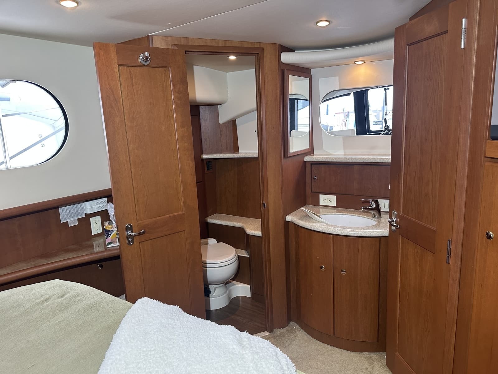 2005 Silverton 43 Motor Yacht - Photo 30