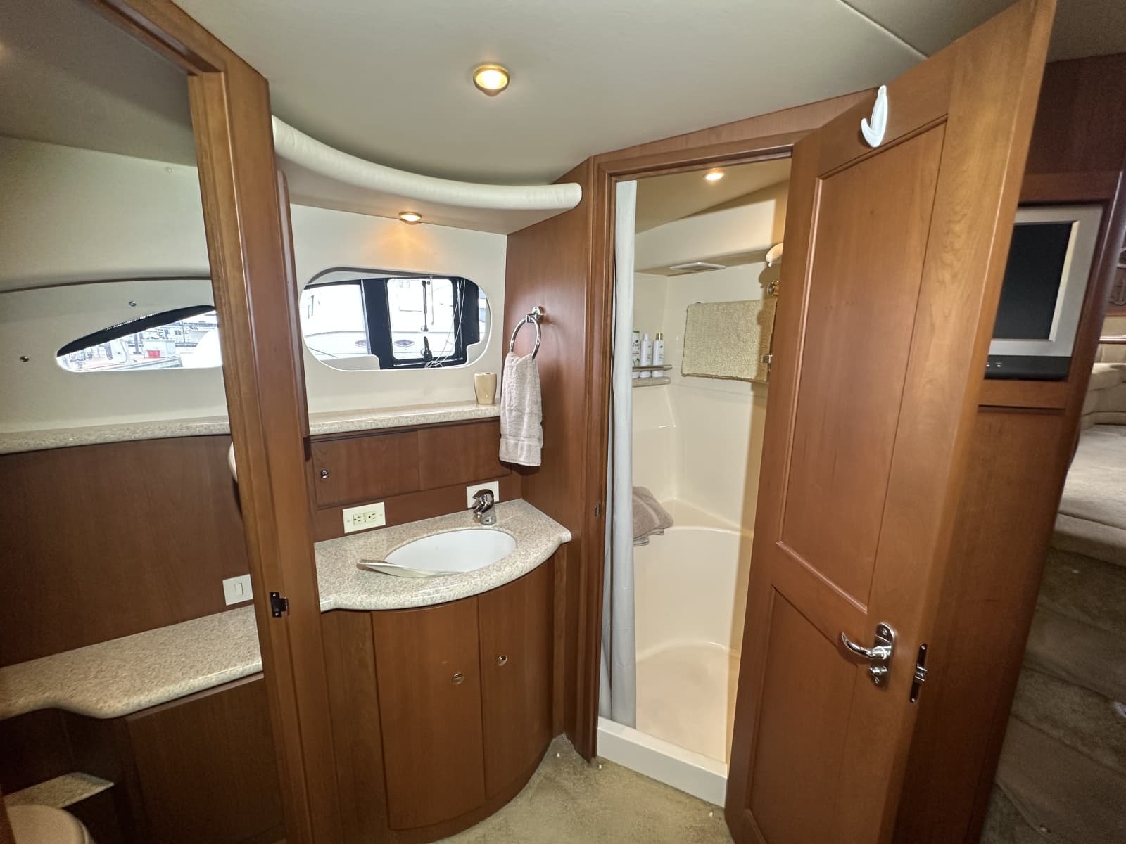 2005 Silverton 43 Motor Yacht - Photo 32