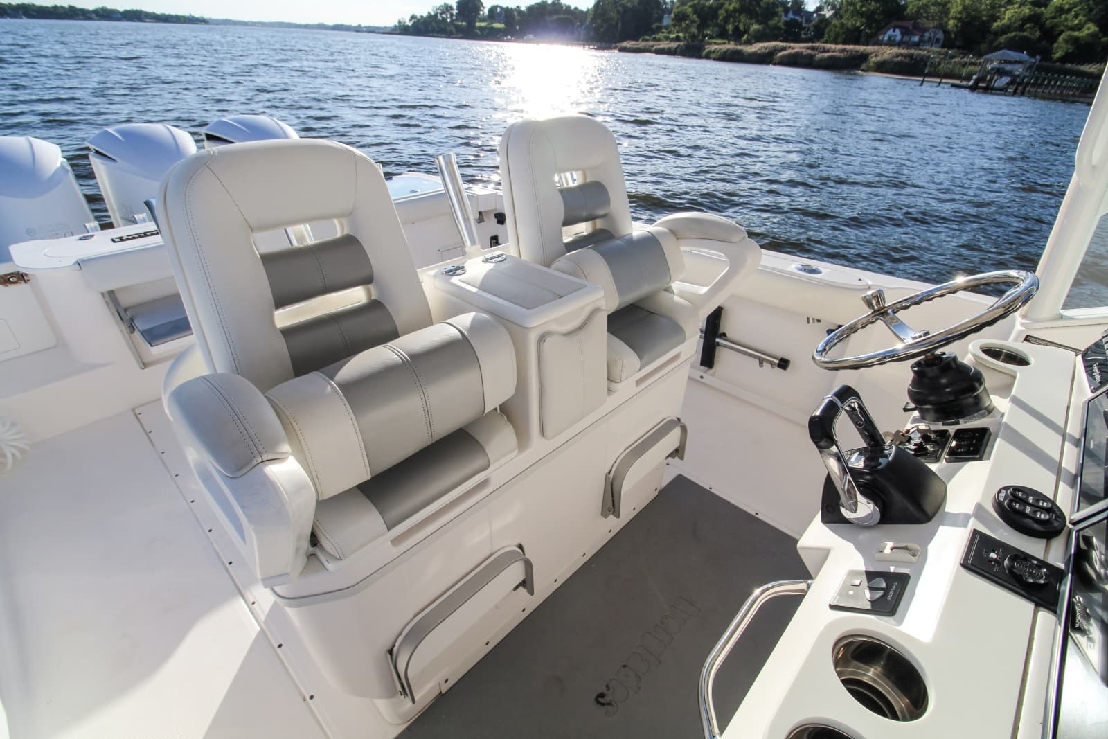 2014 Everglades 350LX - Photo 14