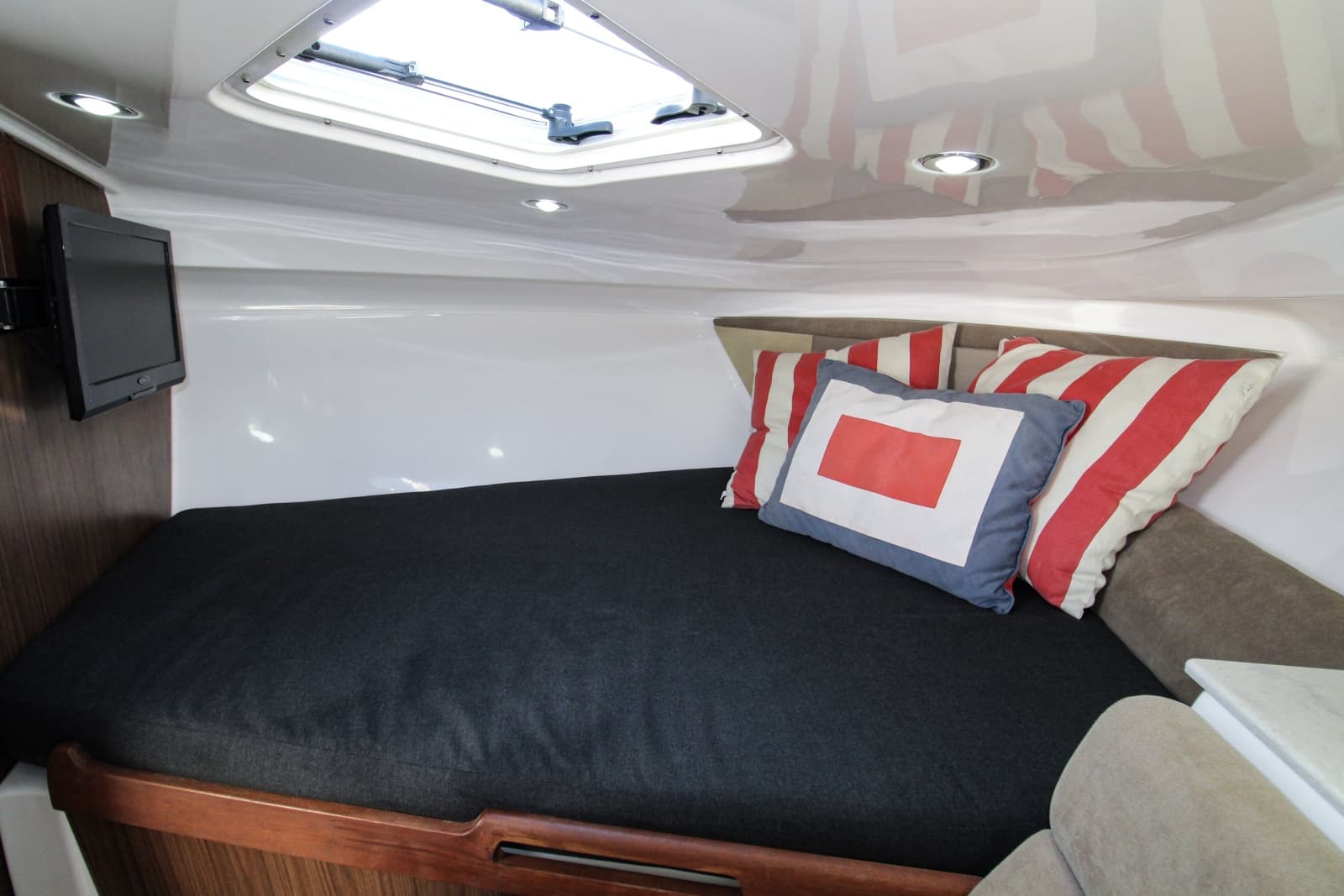 2014 Everglades 350LX - Photo 24