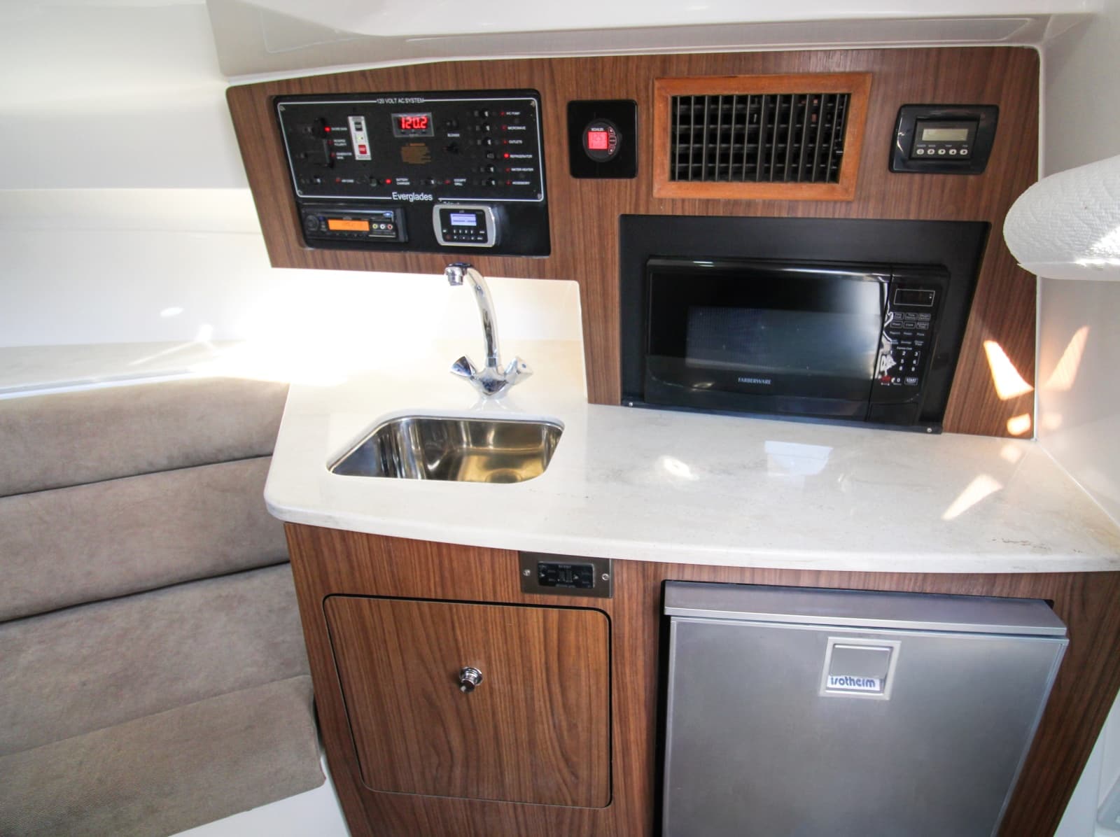 2014 Everglades 350LX - Photo 22
