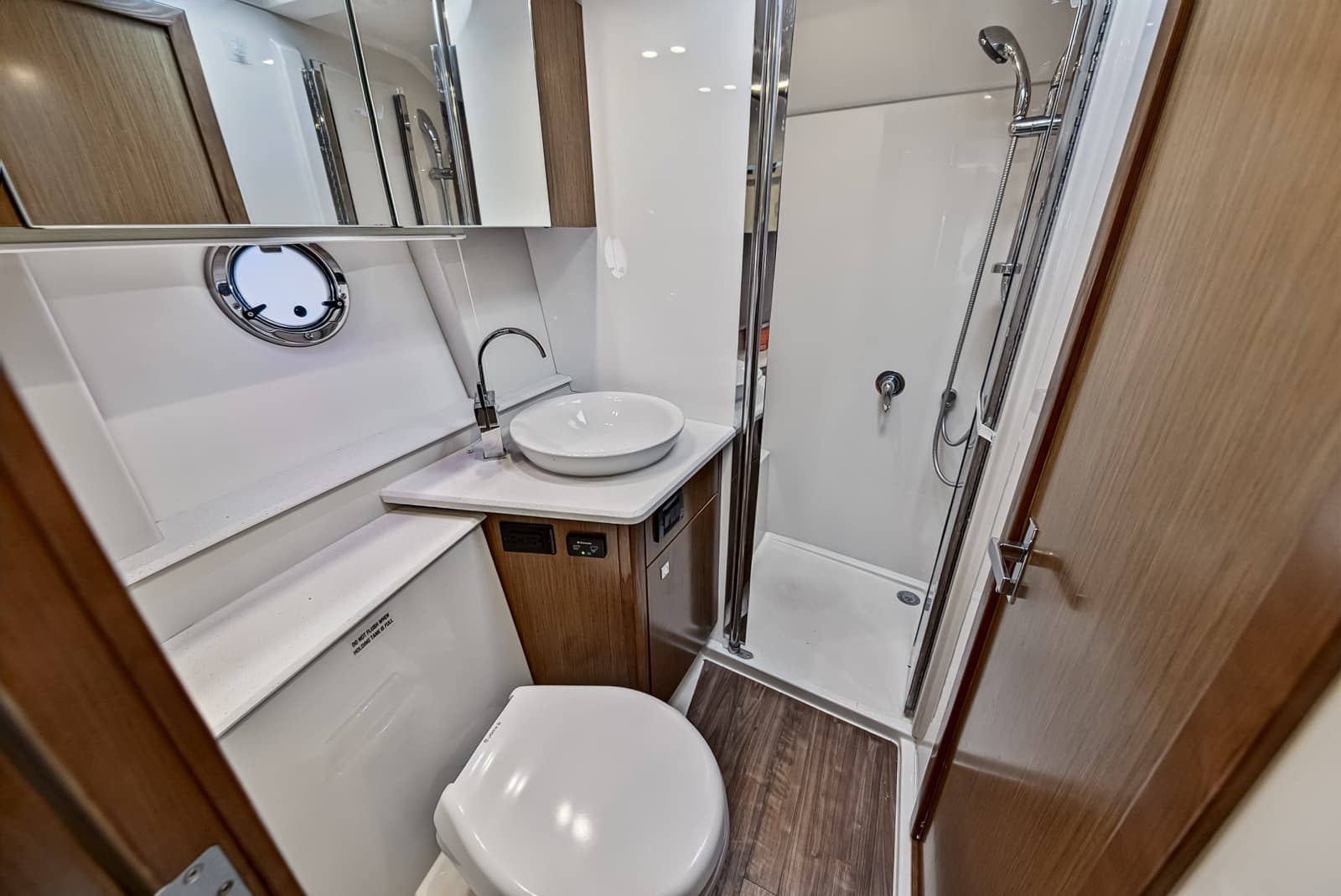 2016 Cruisers Yachts  - Photo 22