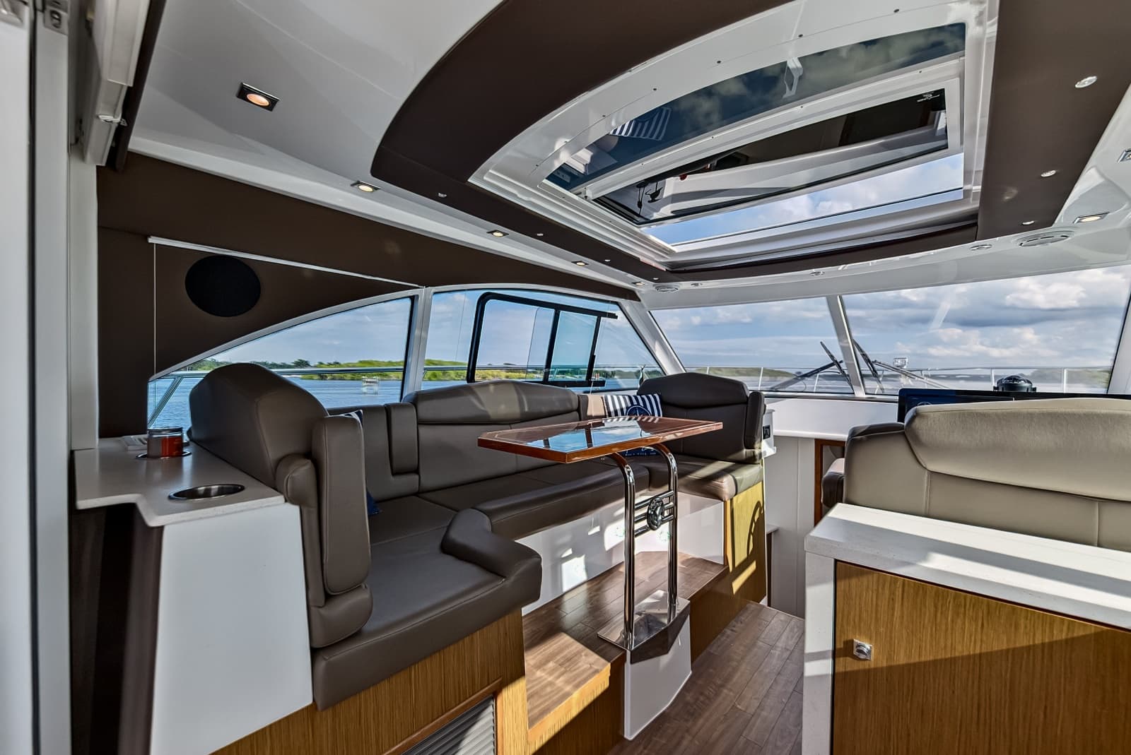 2016 Cruisers Yachts  - Photo 11