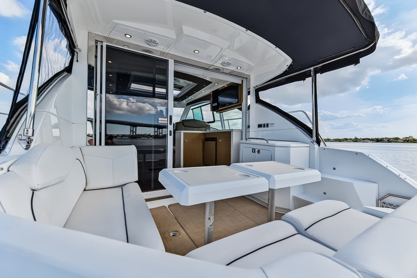2016 Cruisers Yachts  - Photo 7