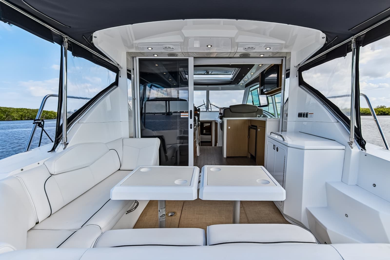 2016 Cruisers Yachts  - Photo 8
