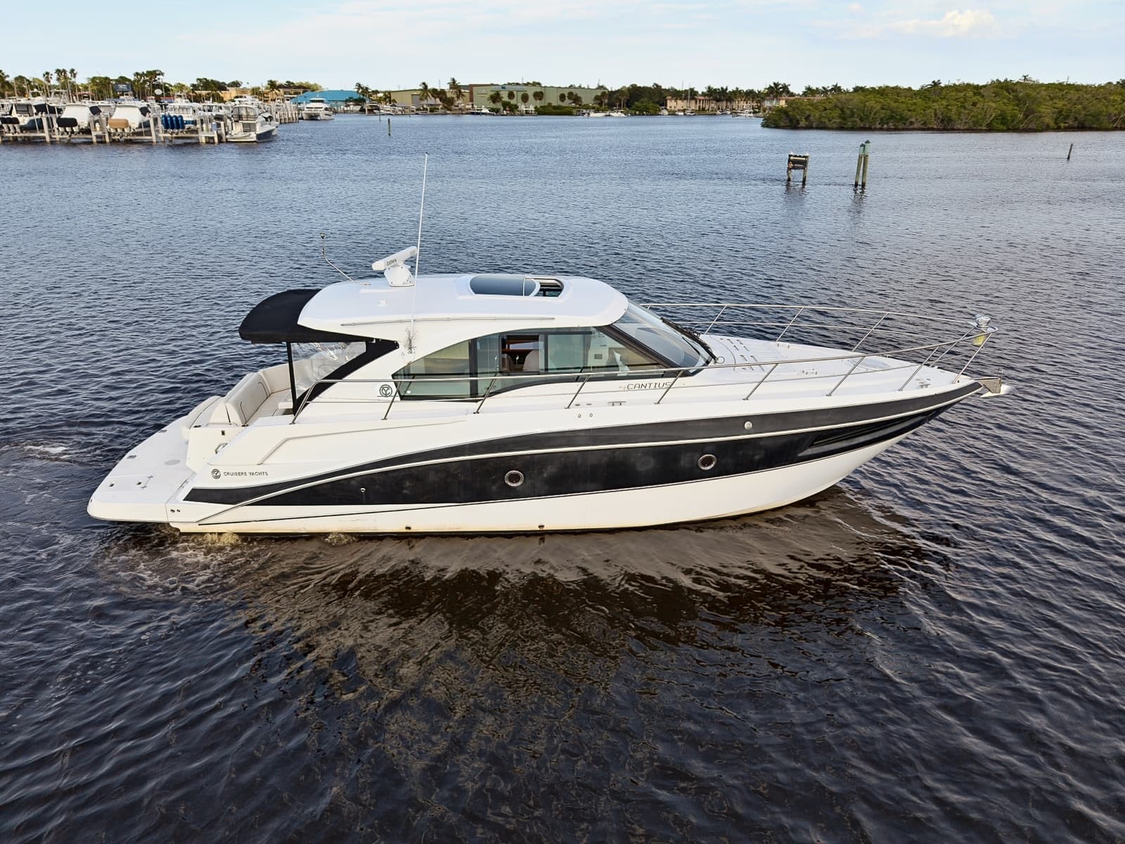 2016 Cruisers Yachts  - Photo 4