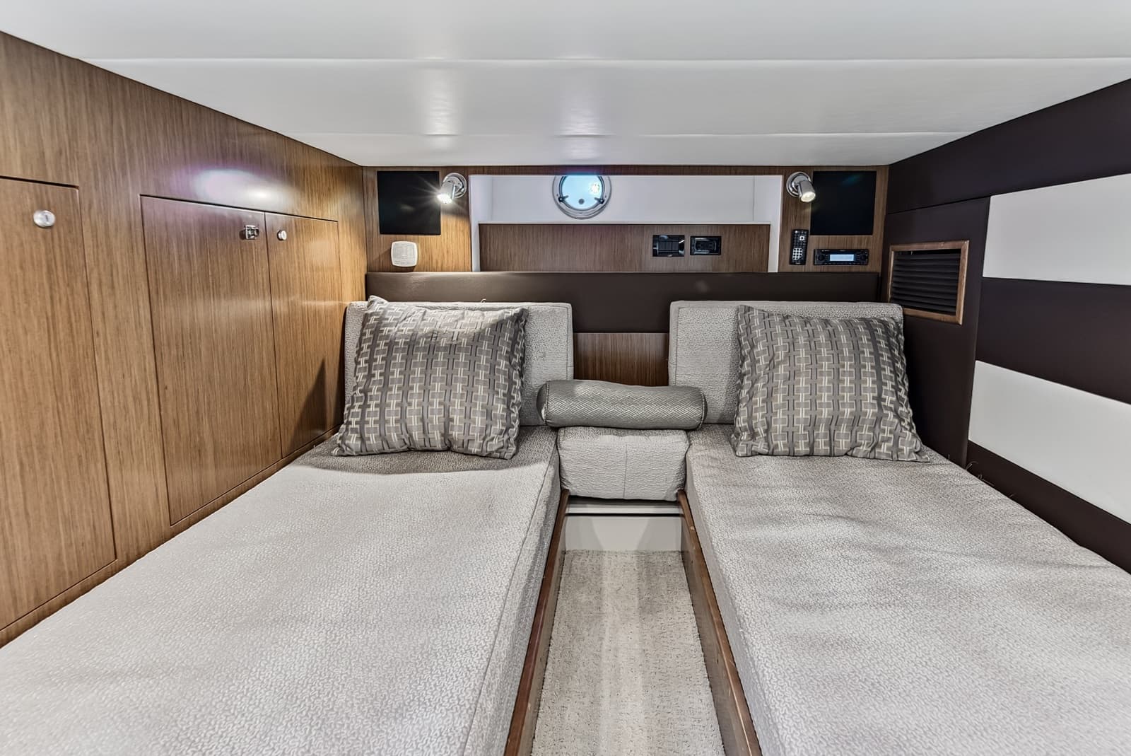 2016 Cruisers Yachts  - Photo 23