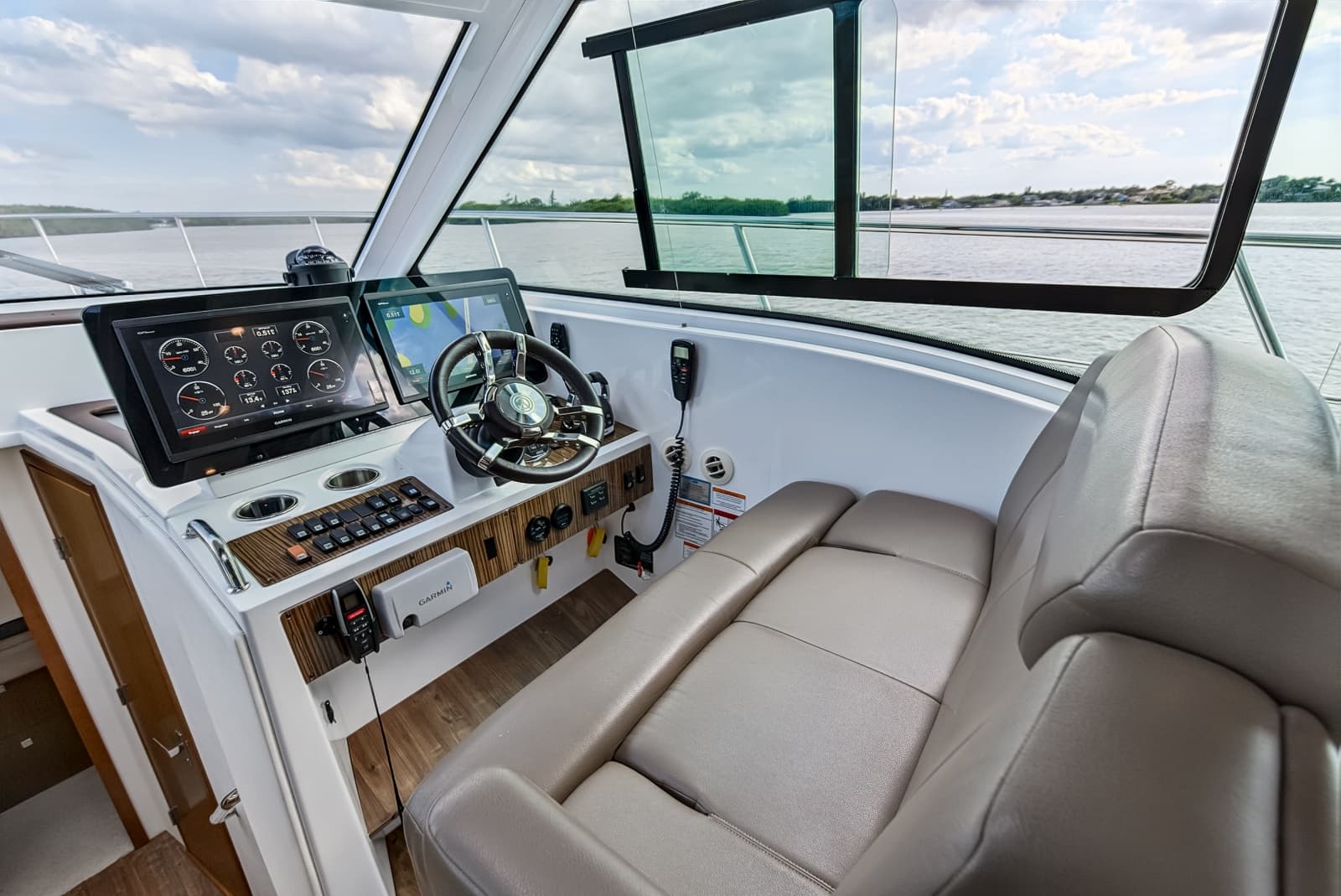 2016 Cruisers Yachts  - Photo 16