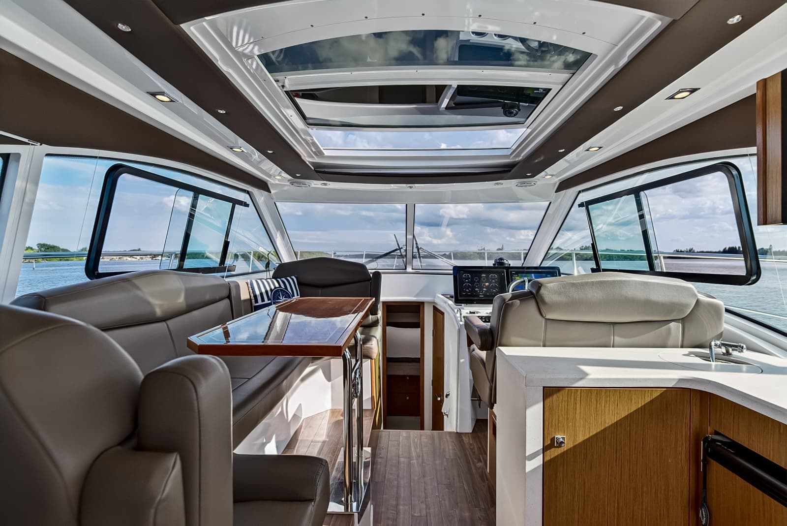 2016 Cruisers Yachts  - Photo 9