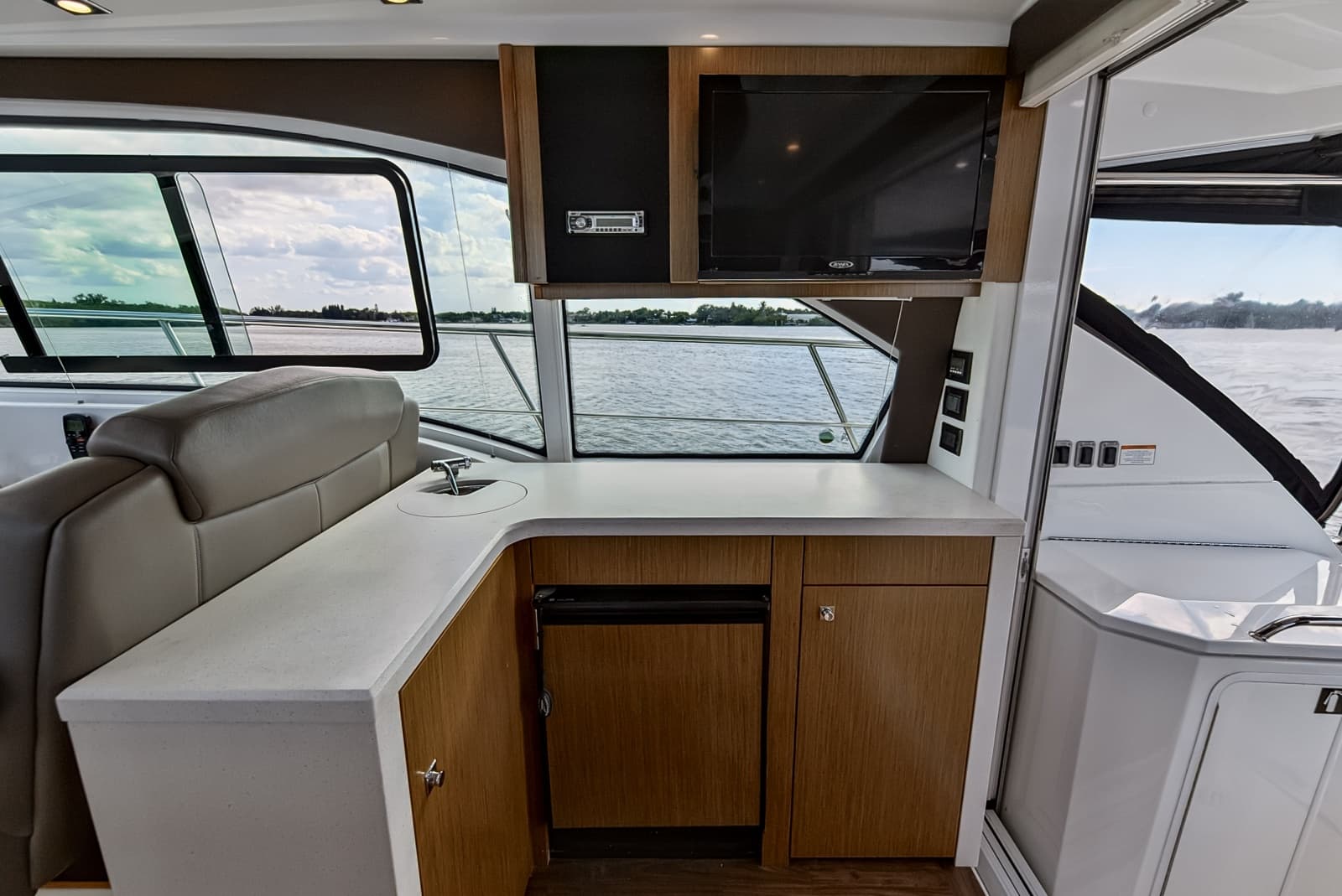 2016 Cruisers Yachts  - Photo 13