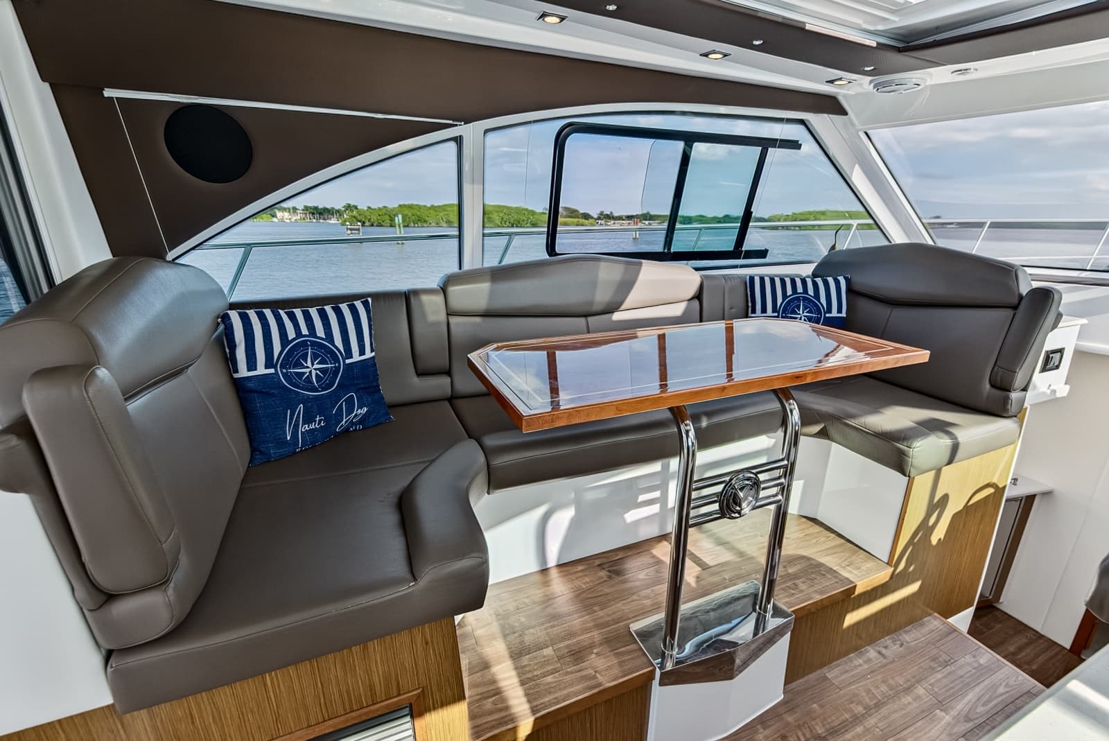 2016 Cruisers Yachts  - Photo 12