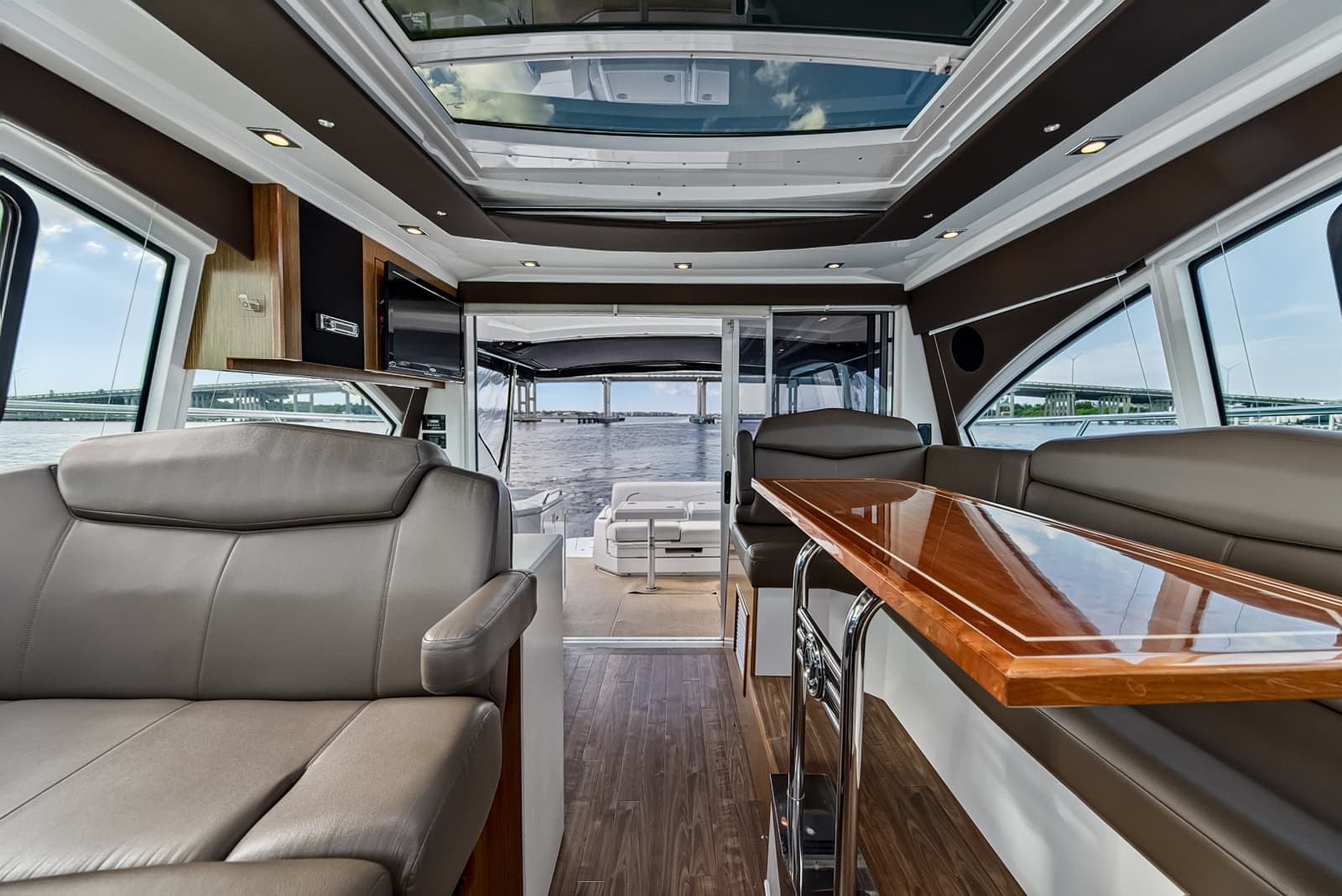 2016 Cruisers Yachts  - Photo 10