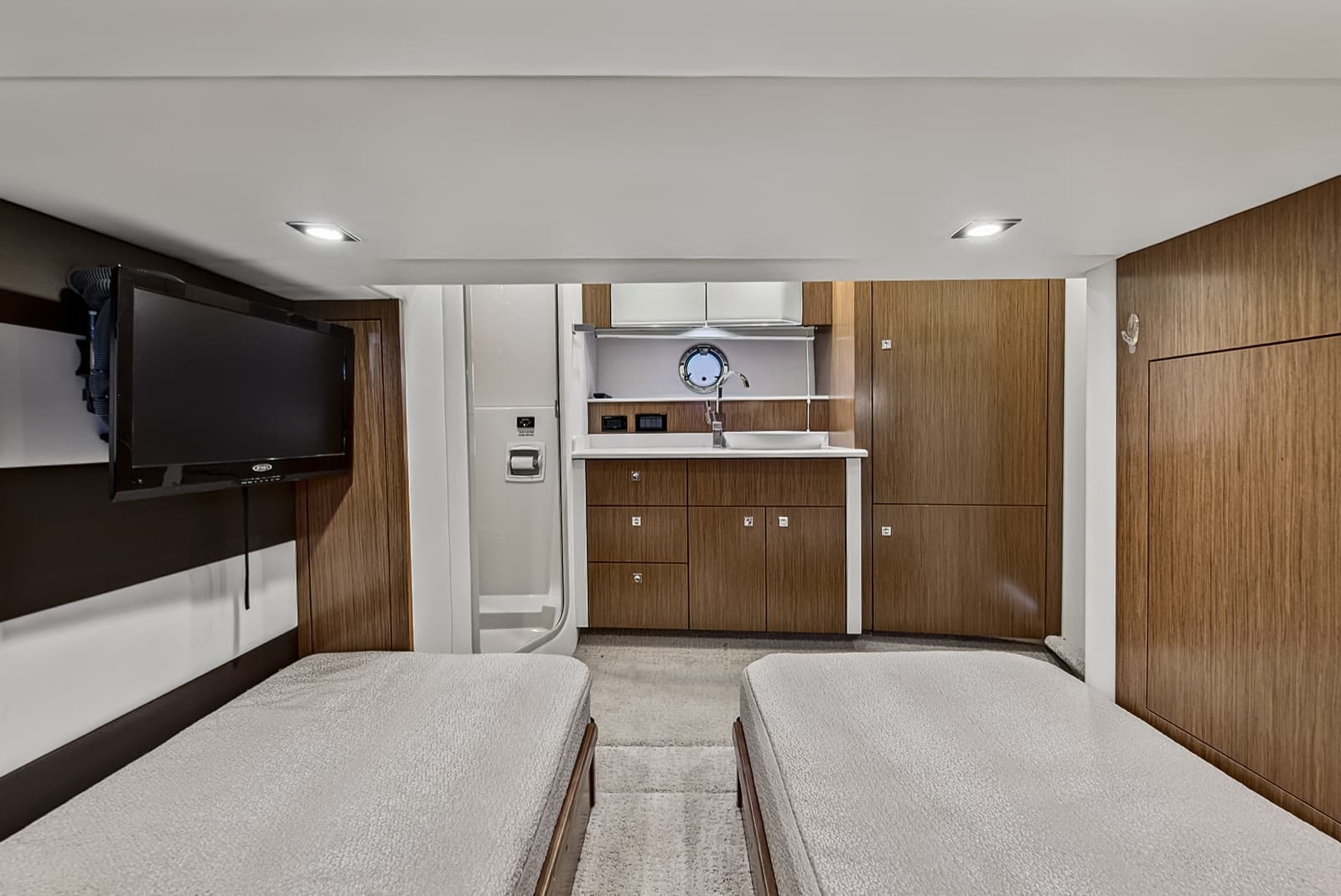 2016 Cruisers Yachts  - Photo 24