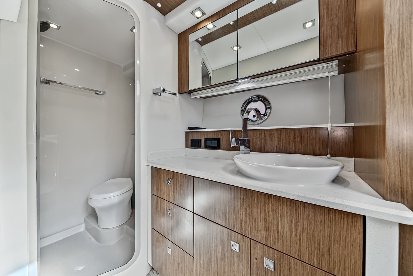 2016 Cruisers Yachts  - Photo 25
