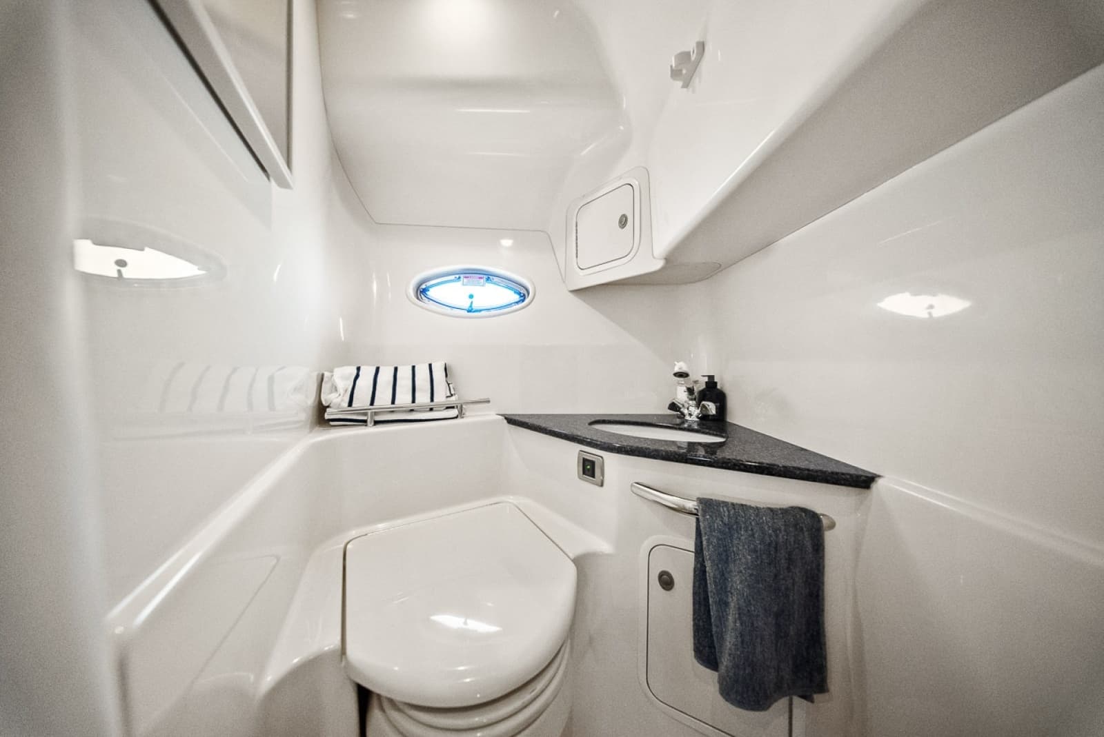 2005 Sea Ray 420 Sundancer - Photo 13