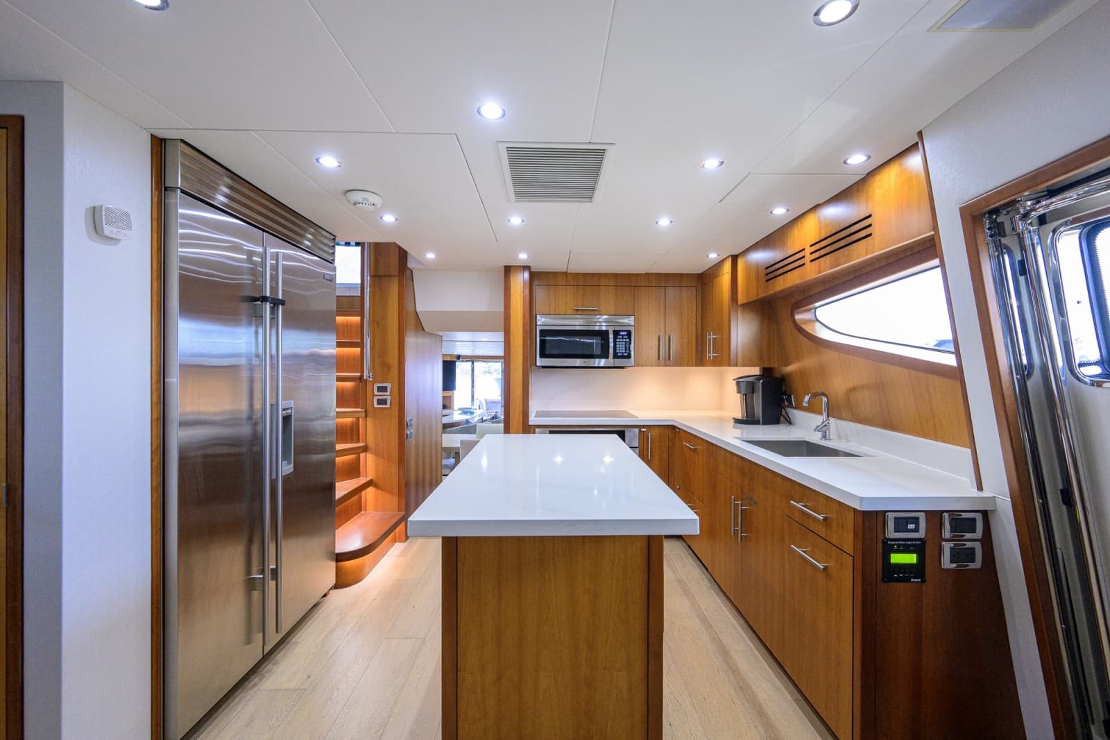 2013 Hatteras 80 Motor Yacht - Photo 31