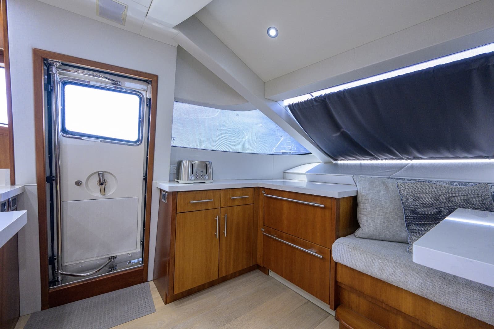 2013 Hatteras 80 Motor Yacht - Photo 30