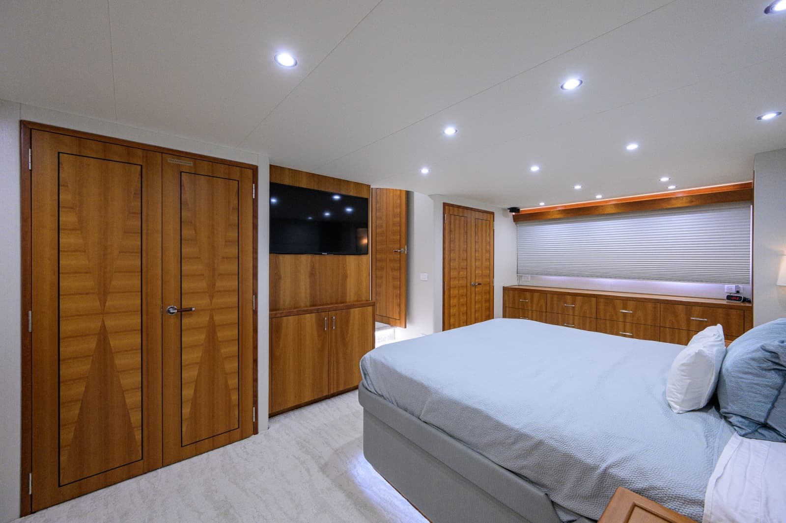 2013 Hatteras 80 Motor Yacht - Photo 46