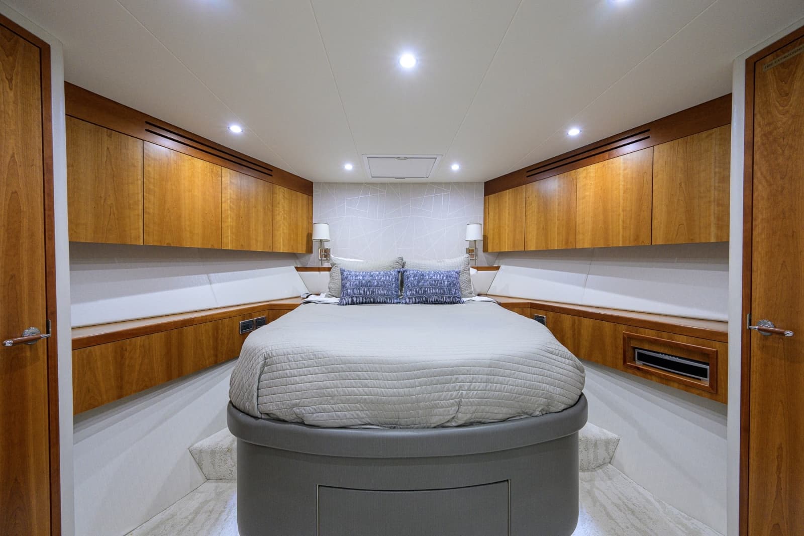 2013 Hatteras 80 Motor Yacht - Photo 65