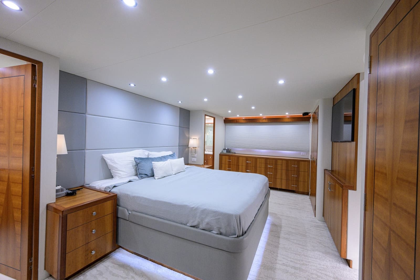 2013 Hatteras 80 Motor Yacht - Photo 47