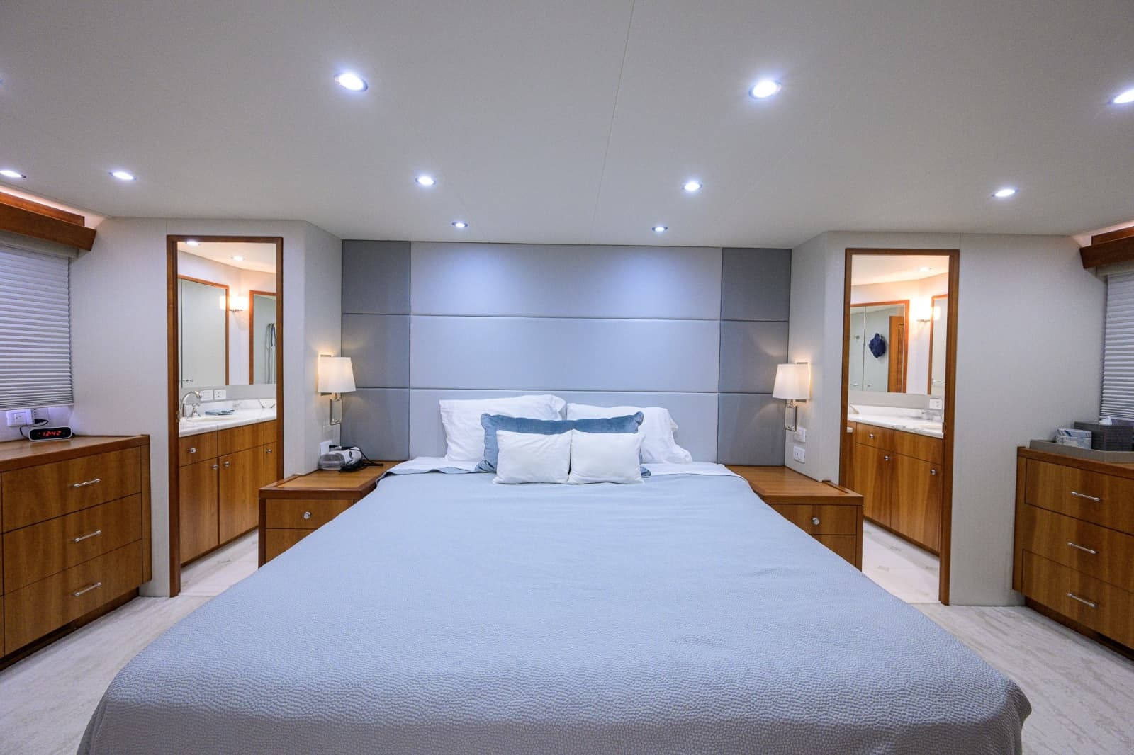 2013 Hatteras 80 Motor Yacht - Photo 44