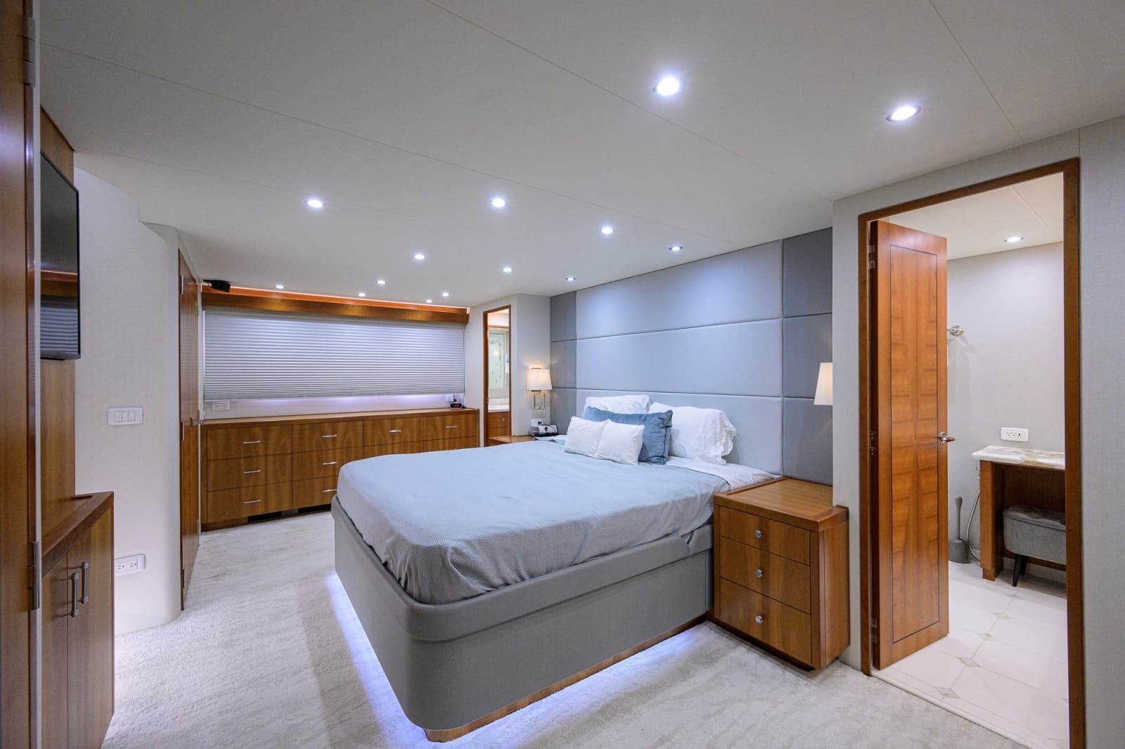2013 Hatteras 80 Motor Yacht - Photo 45