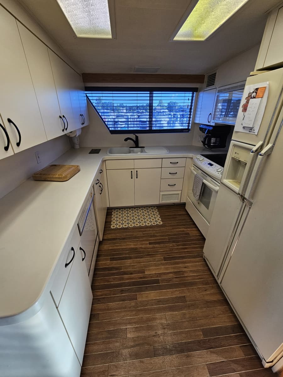 1991 Hatteras 70 Cockpit Motor Yacht - Photo 30