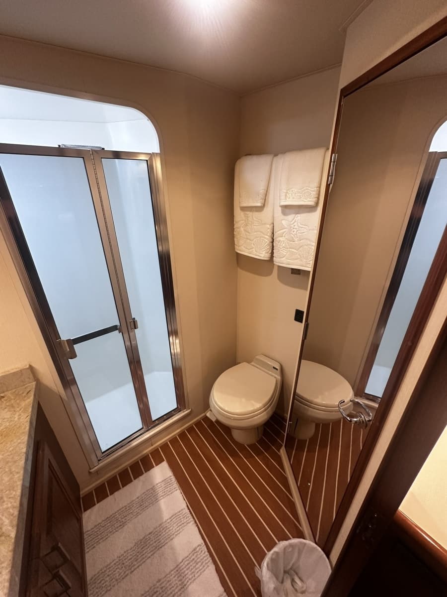 1997 Viking 58 Convertible - Photo 35