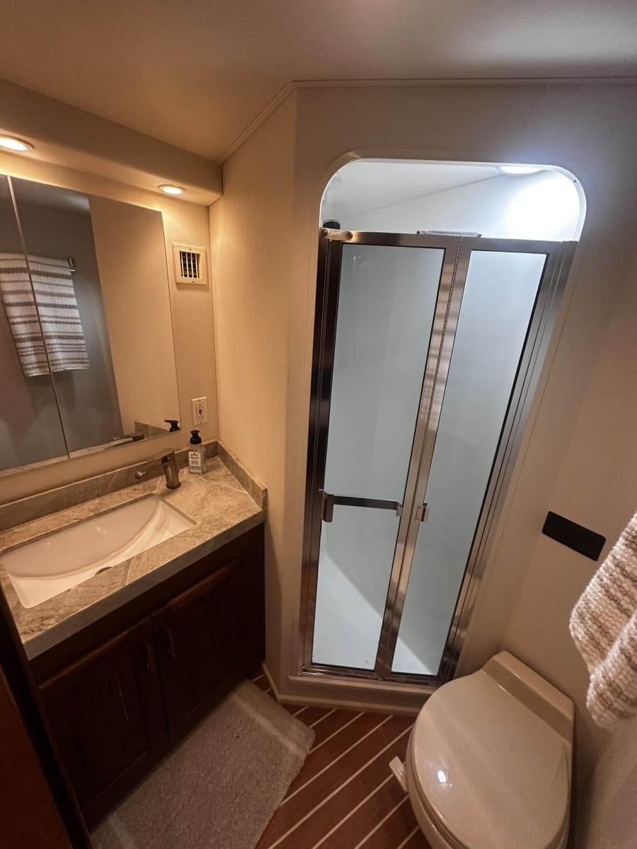 1997 Viking 58 Convertible - Photo 47